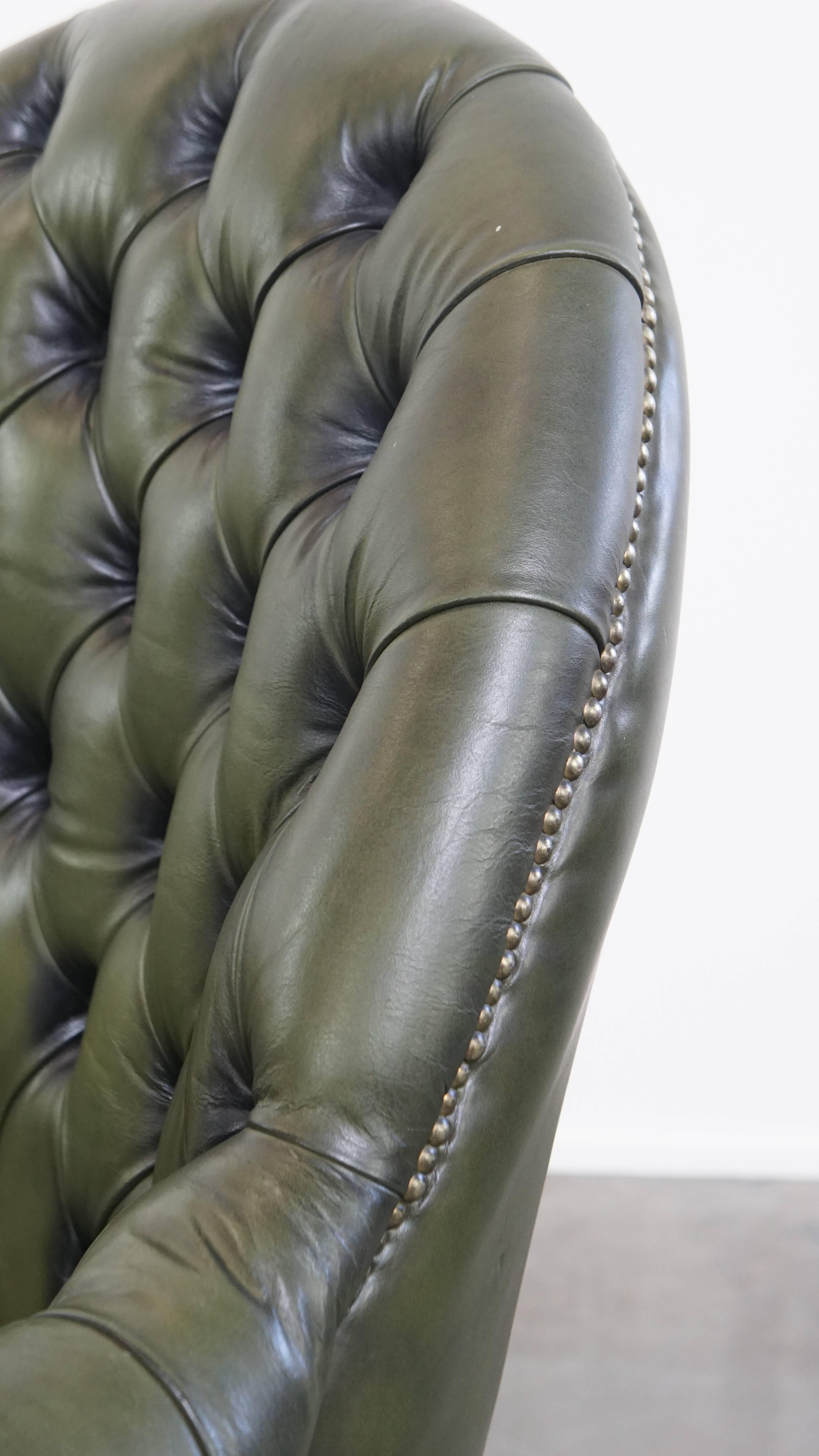 Sedia da ufficio Chesterfield su ruote in pelle di vacchetta verde con schienale alto in vendita 6