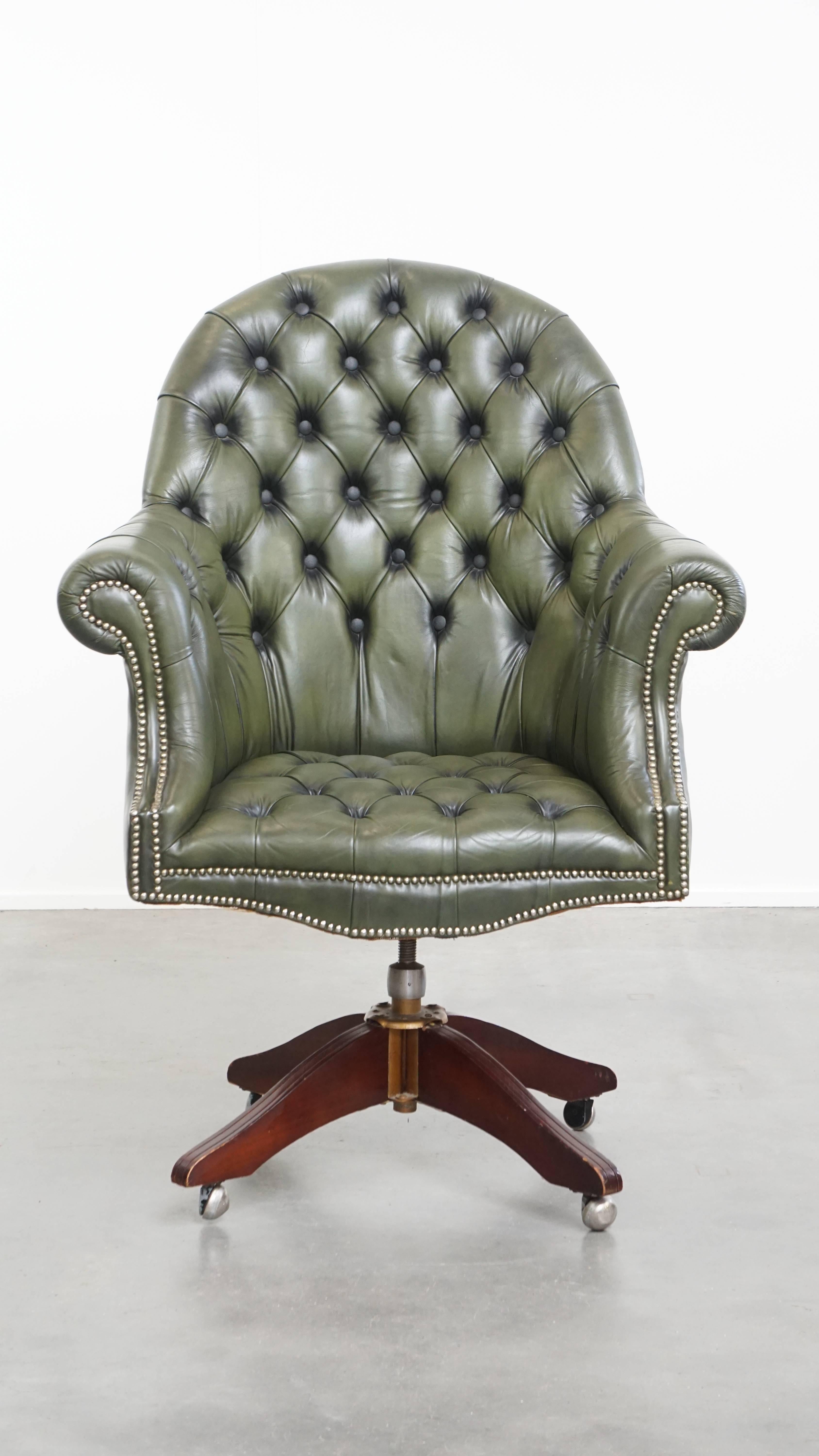 In offerta c'è questa grande sedia da ufficio Chesterfield in pelle di mucca verde su ruote con schienale alto. Gestire grandi affari è facile con questa straordinaria sedia. Realizzato in pelle bovina di alta qualità, presenta un lussuoso colore