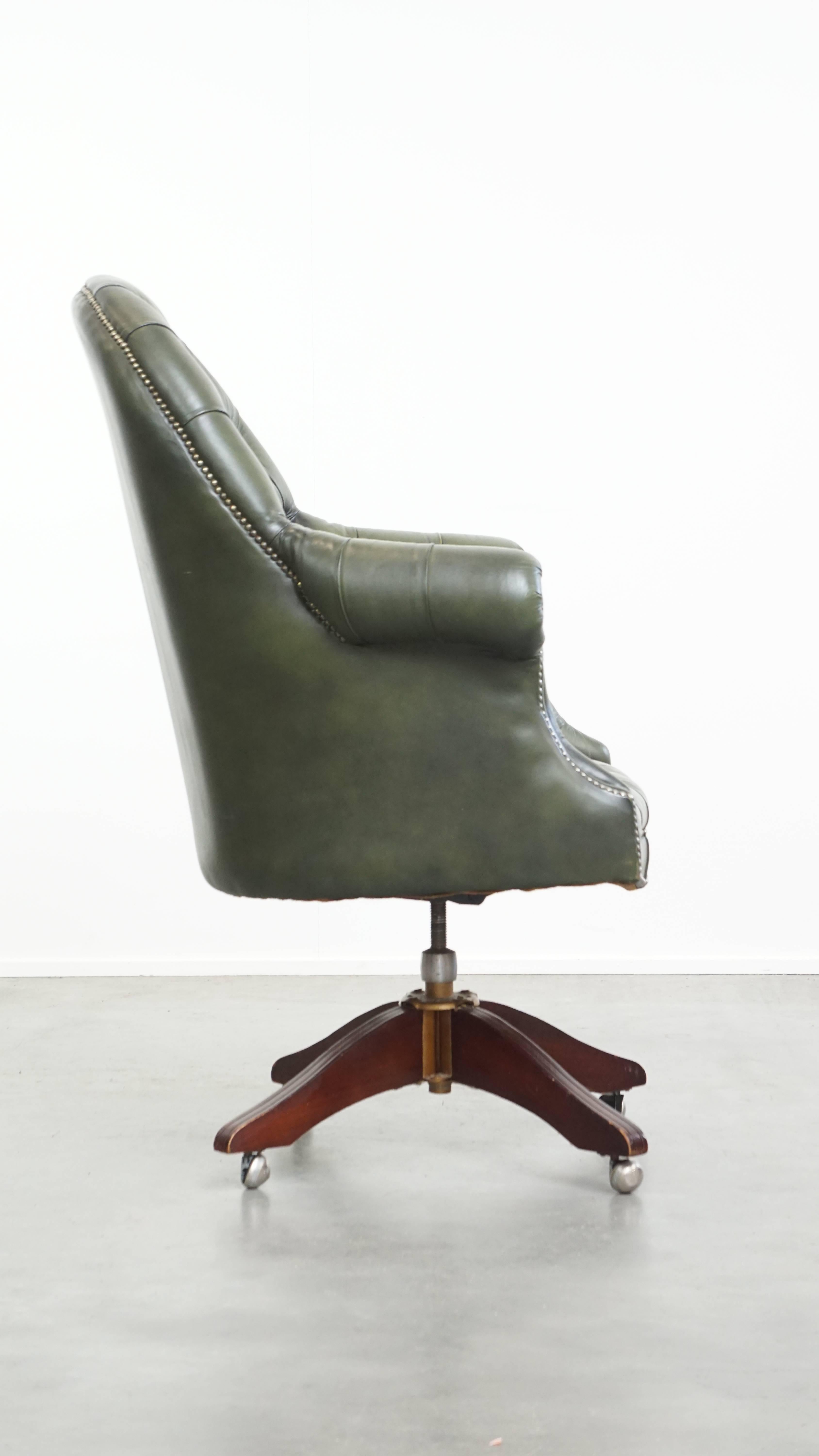 Fatto a mano Sedia da ufficio Chesterfield su ruote in pelle di vacchetta verde con schienale alto in vendita