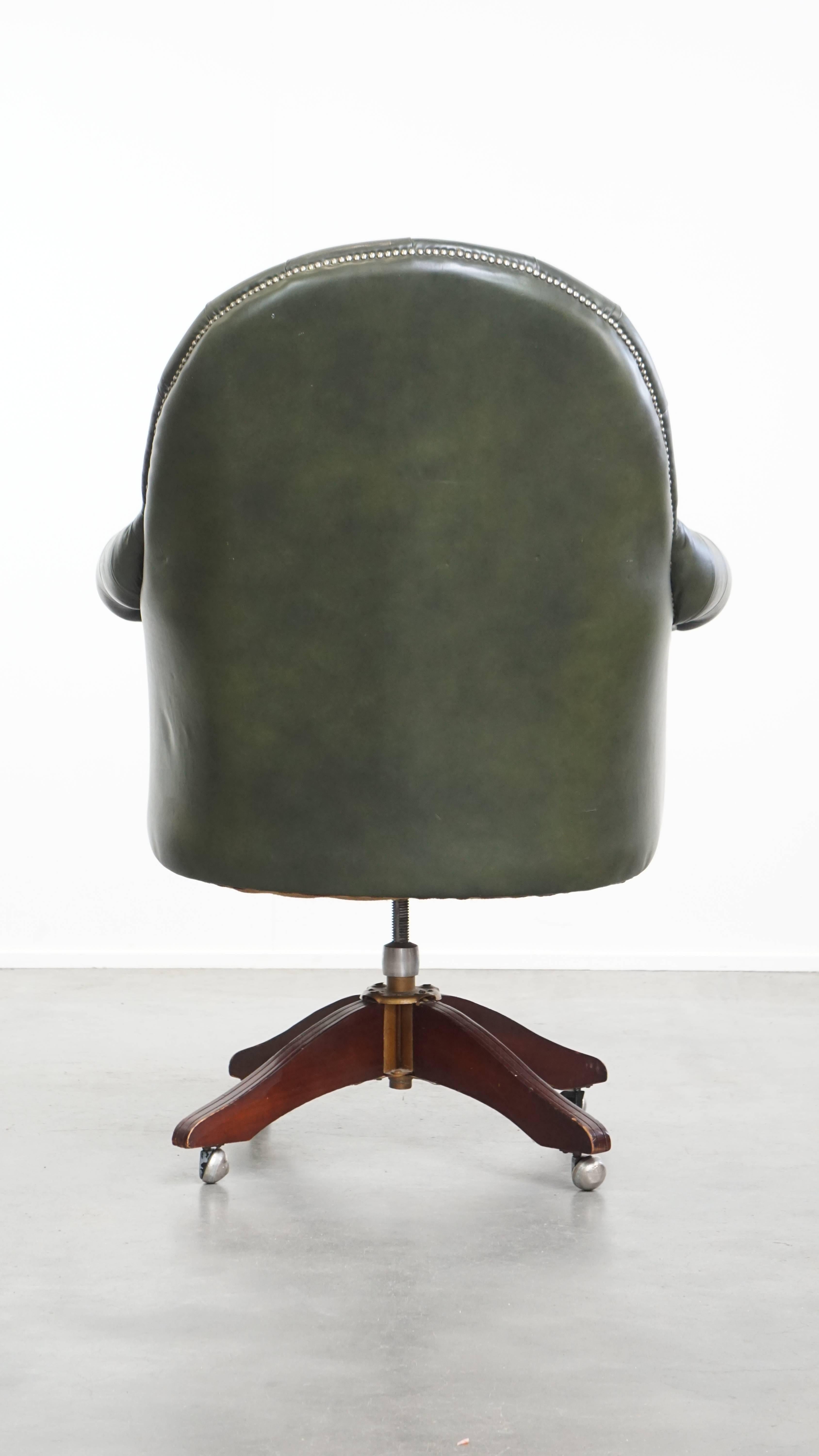 Sedia da ufficio Chesterfield su ruote in pelle di vacchetta verde con schienale alto In condizioni buone in vendita a Harderwijk, NL