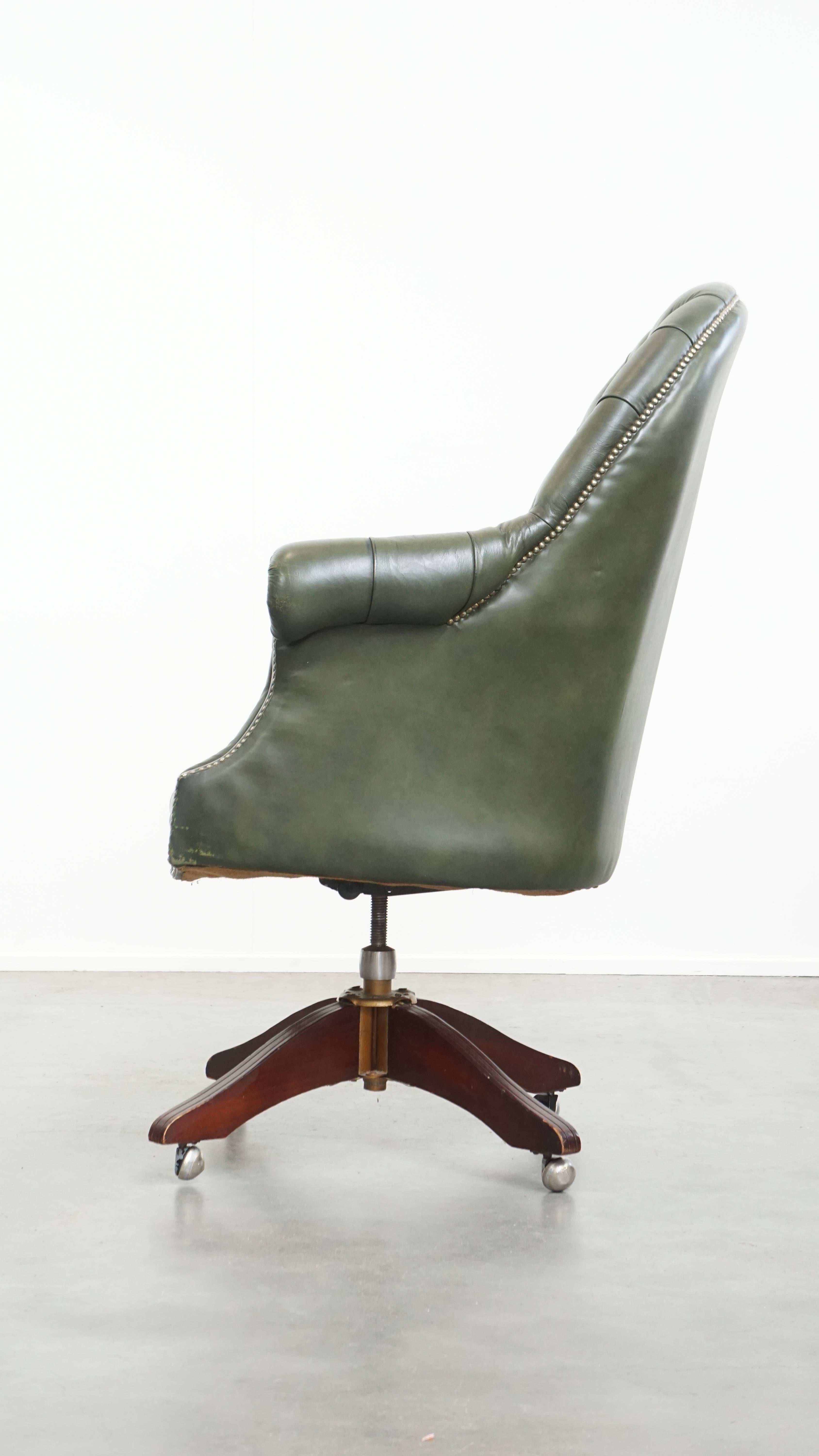 XX secolo Sedia da ufficio Chesterfield su ruote in pelle di vacchetta verde con schienale alto in vendita
