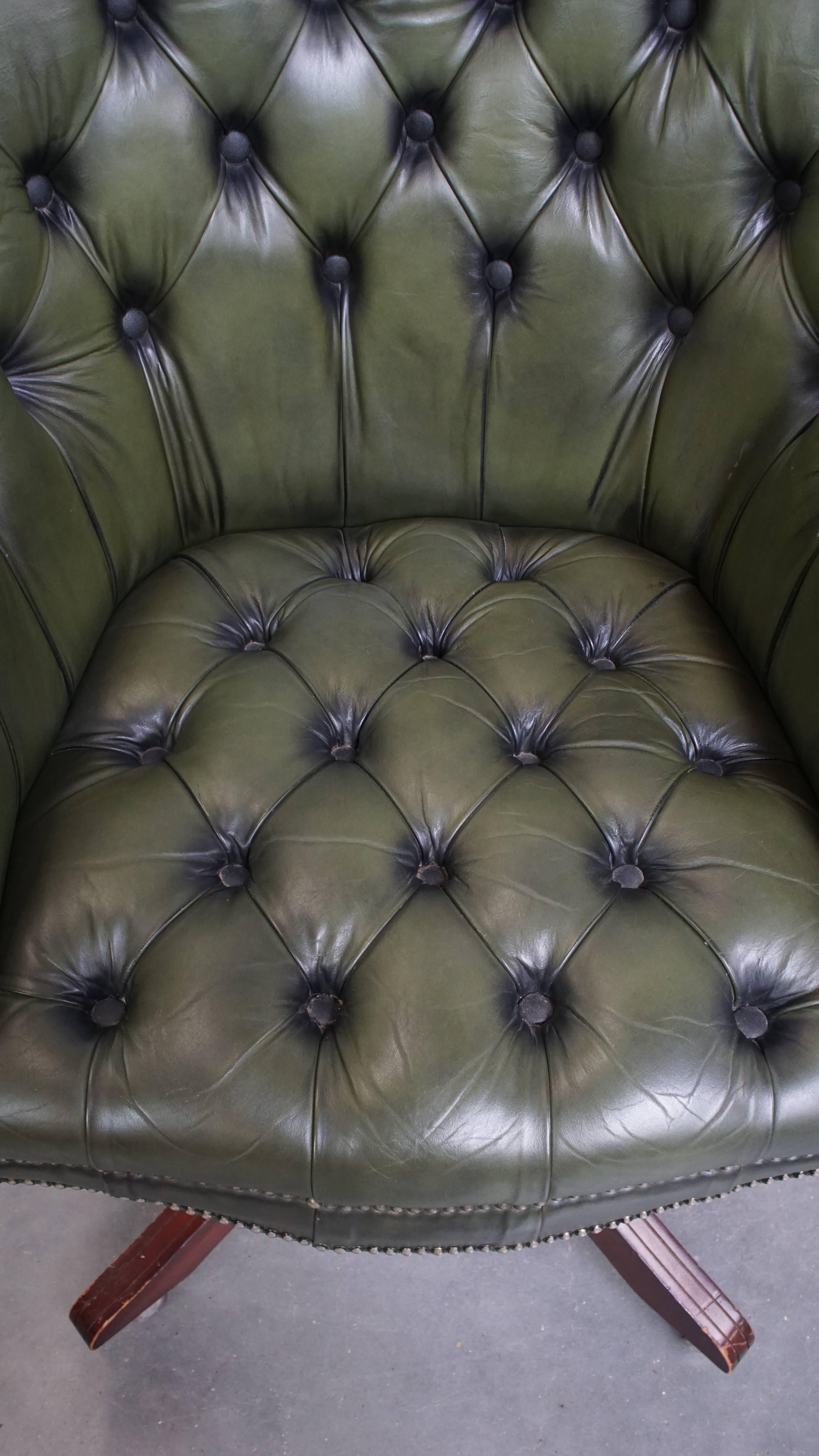 Vacchetta Sedia da ufficio Chesterfield su ruote in pelle di vacchetta verde con schienale alto in vendita