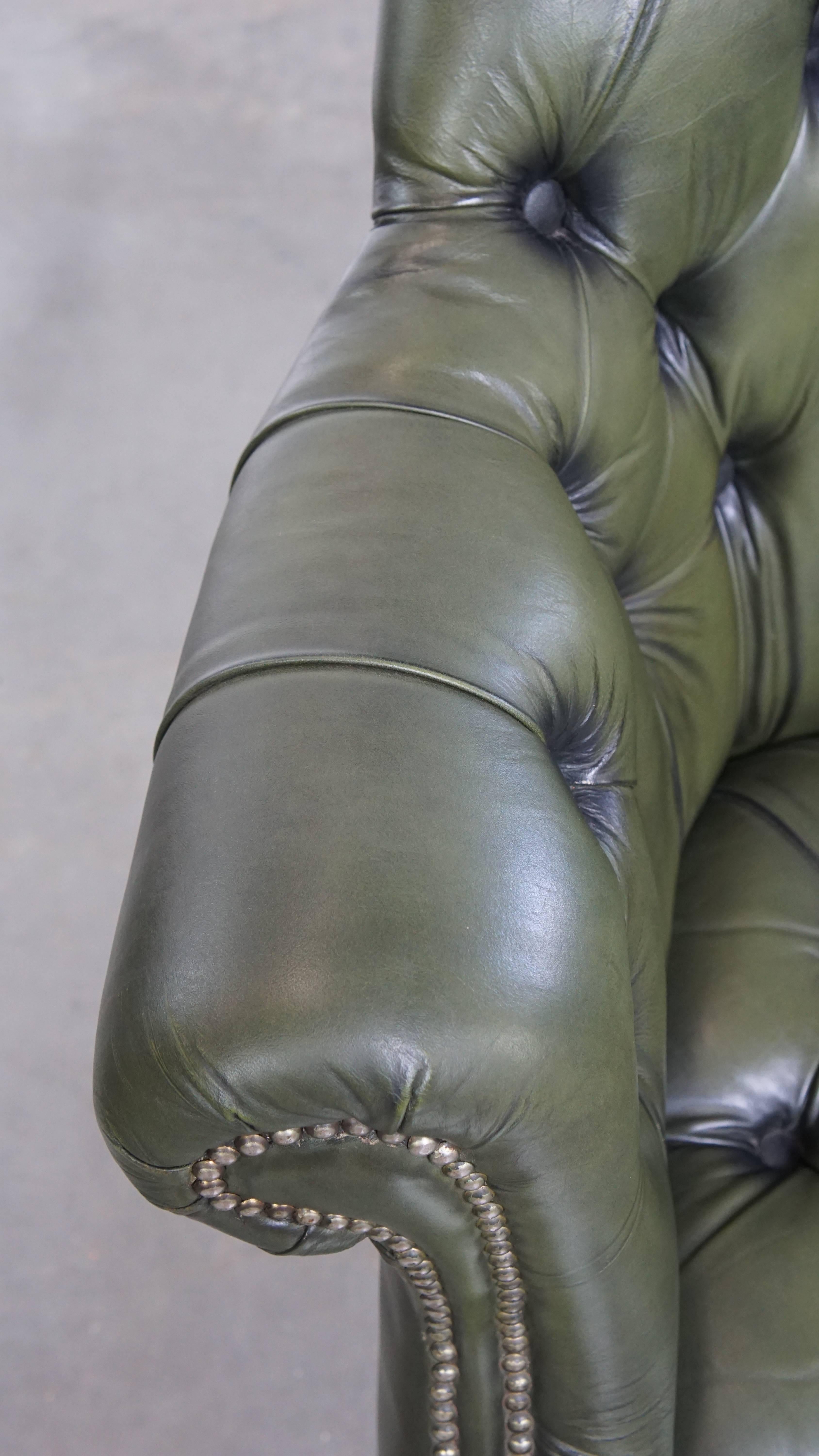 Sedia da ufficio Chesterfield su ruote in pelle di vacchetta verde con schienale alto in vendita 1
