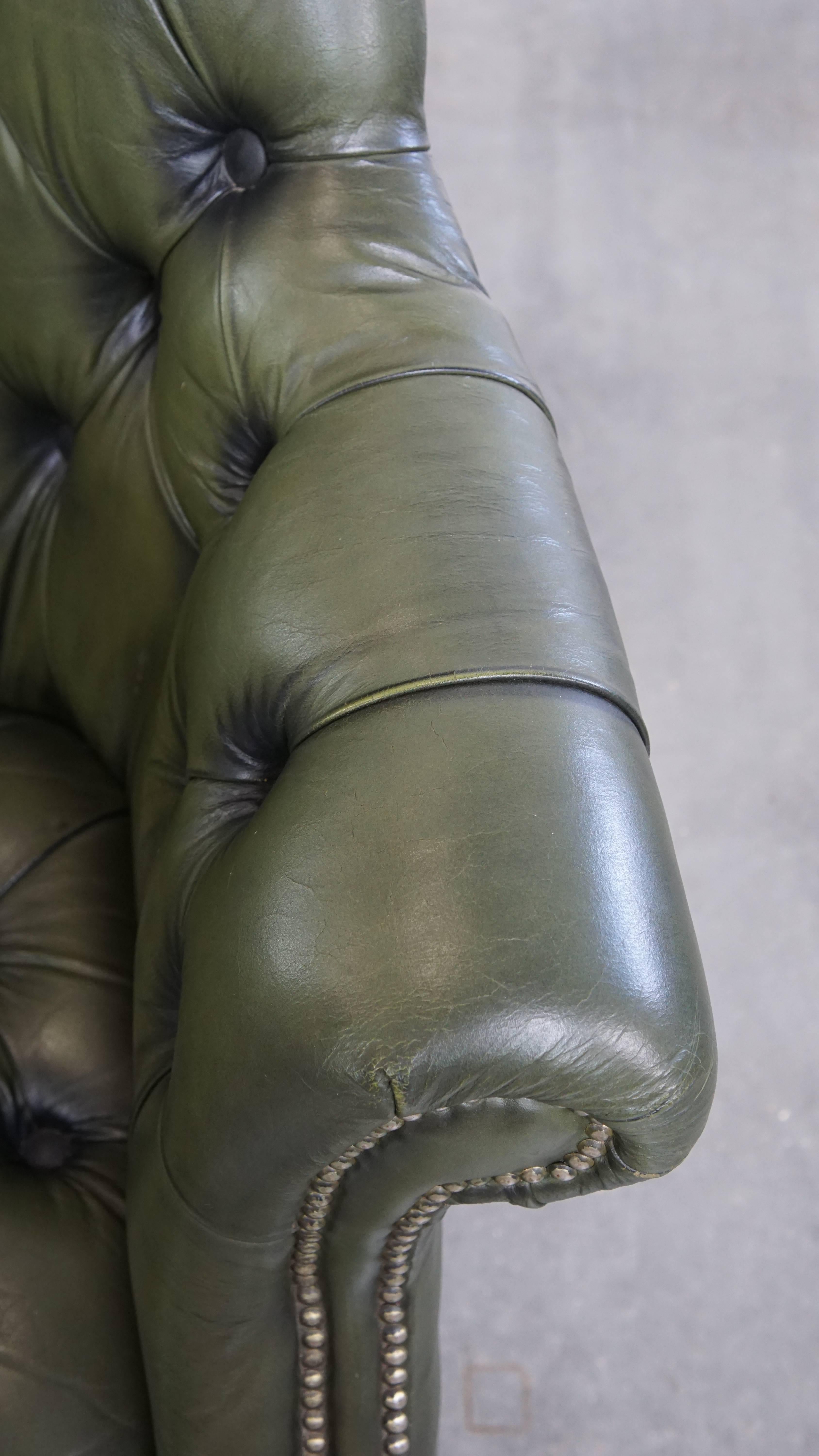 Sedia da ufficio Chesterfield su ruote in pelle di vacchetta verde con schienale alto in vendita 2