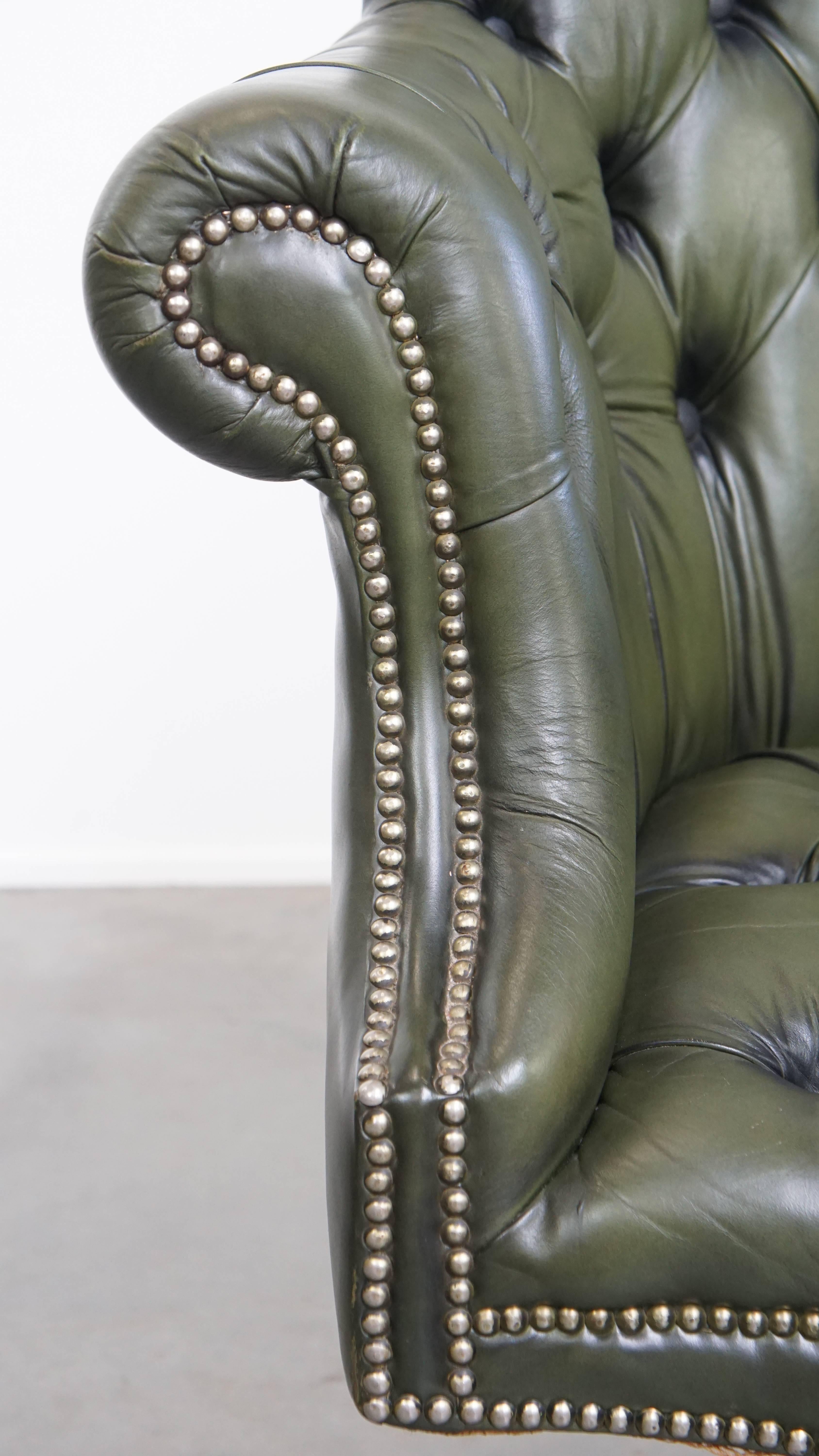 Sedia da ufficio Chesterfield su ruote in pelle di vacchetta verde con schienale alto in vendita 3
