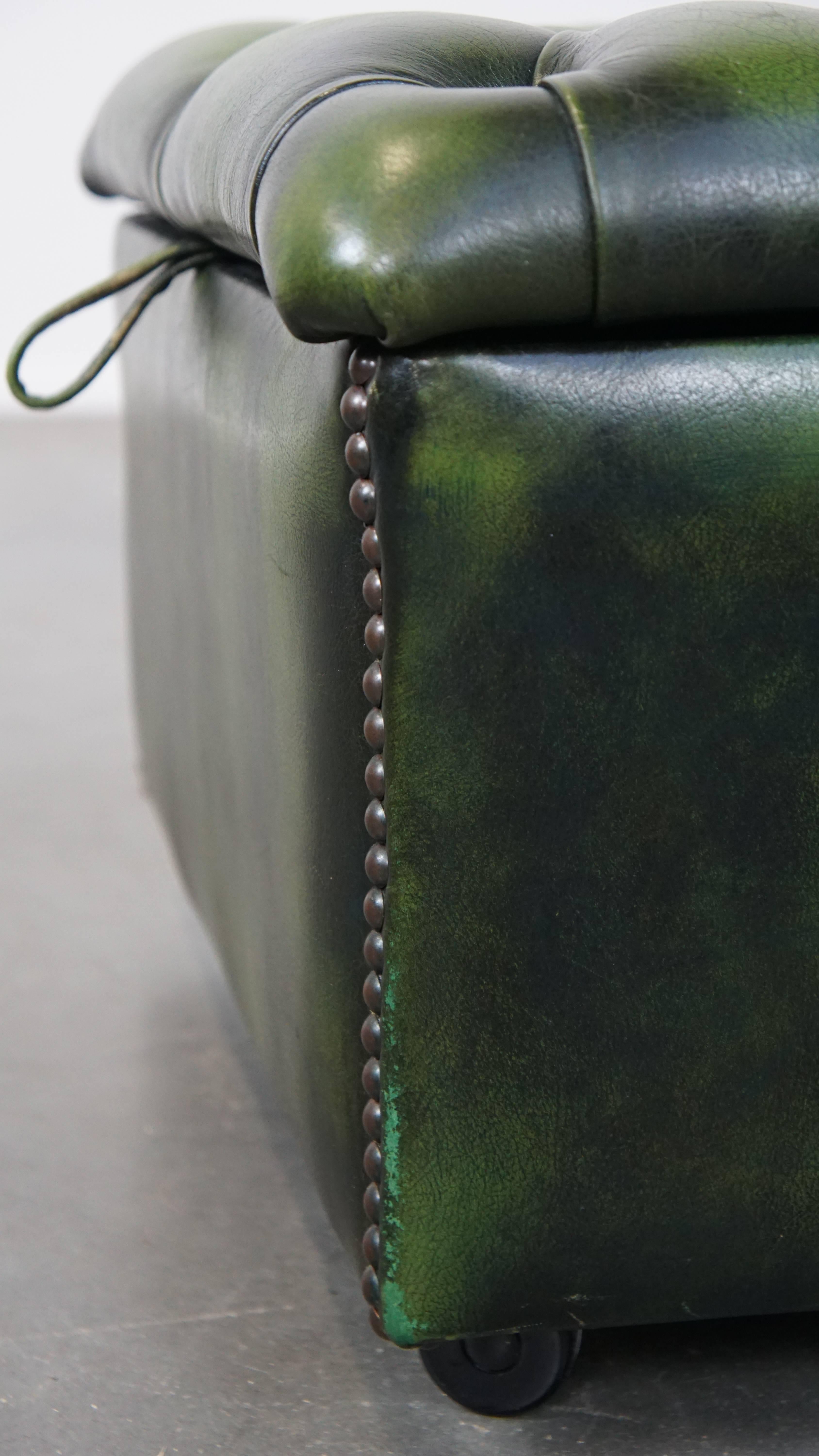 Green Cowhide Leather Chesterfield Ottoman/Storage Pouf with Wheels en vente 4