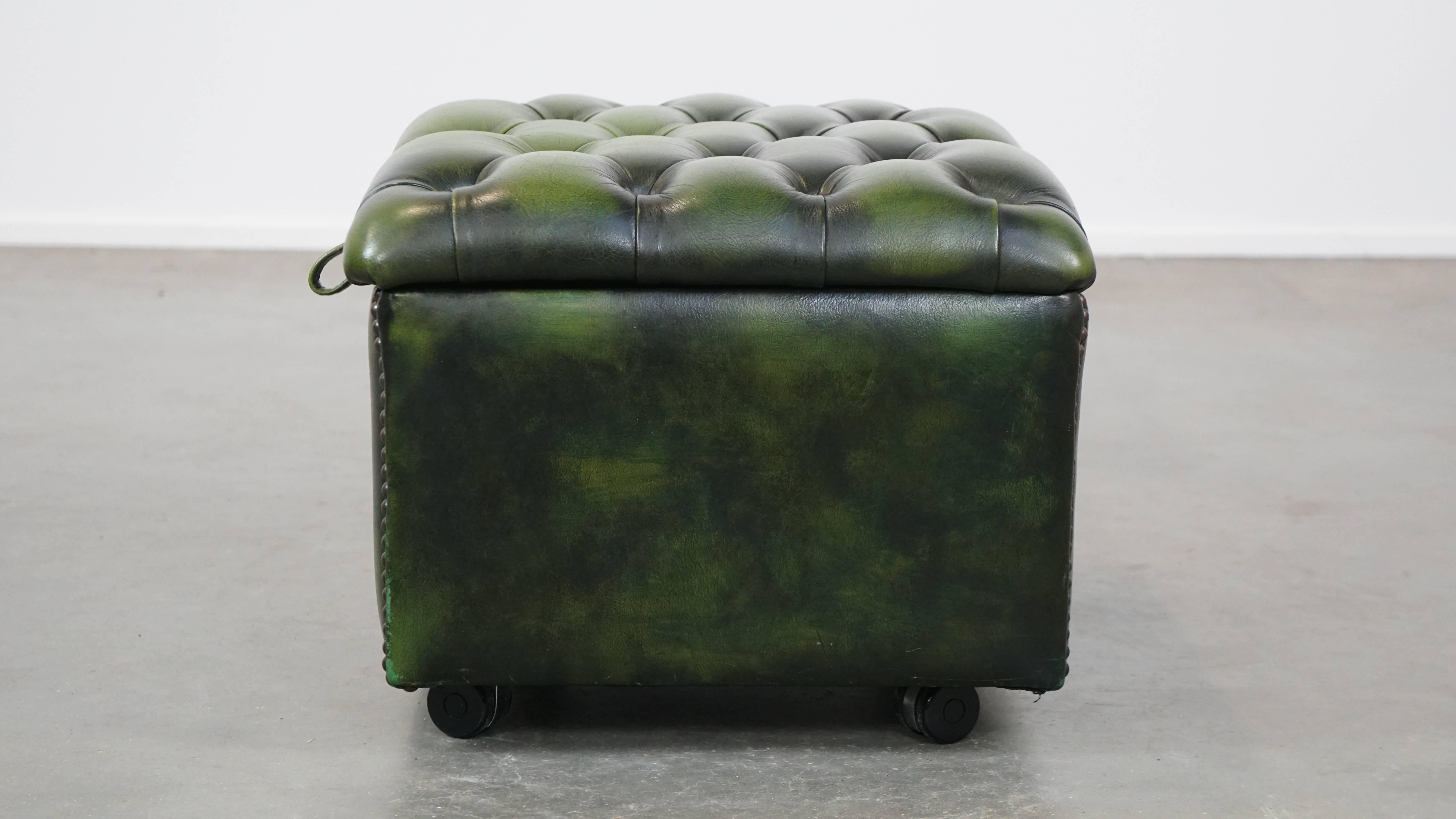 Un pouf en cuir de vachette, également appelé ottoman, transforme votre fauteuil déjà confortable en un véritable paradis de la détente. Avec vos pieds reposant sur ce pouf Chesterfield, vous pourrez profiter encore plus de votre moment de repos.