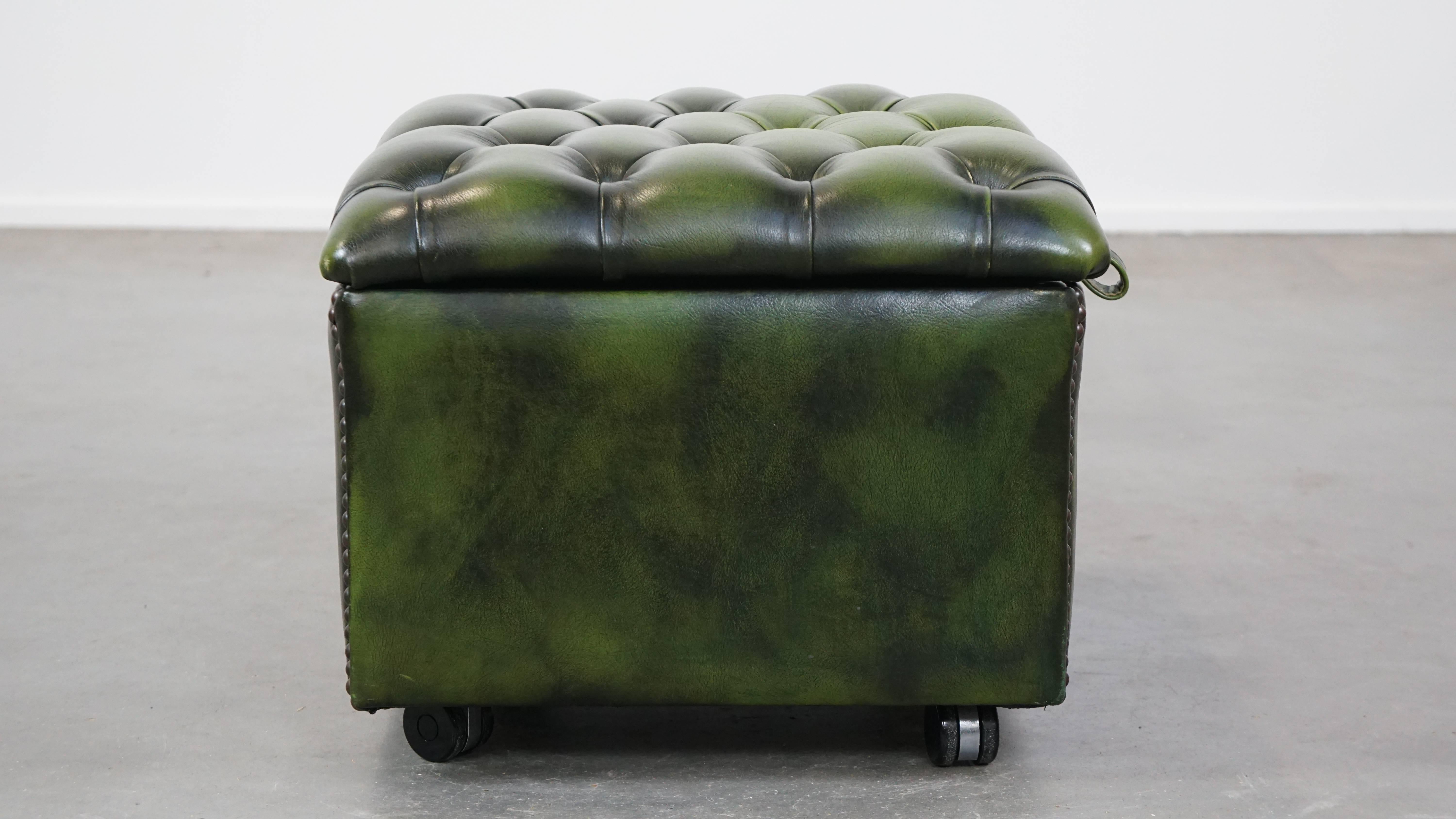 Green Cowhide Leather Chesterfield Ottoman/Storage Pouf with Wheels Bon état - En vente à Harderwijk, NL