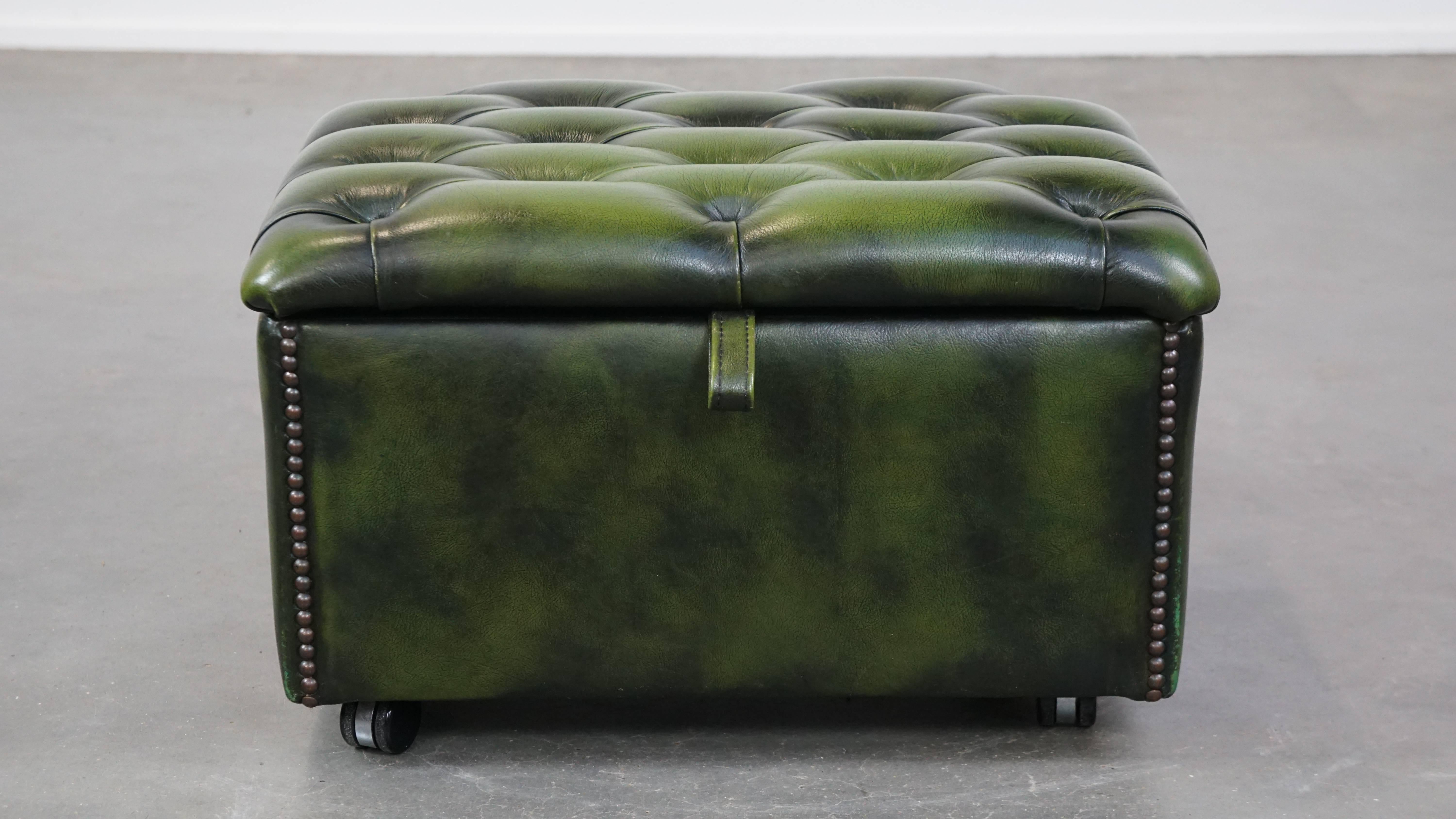 XXIe siècle et contemporain Green Cowhide Leather Chesterfield Ottoman/Storage Pouf with Wheels en vente