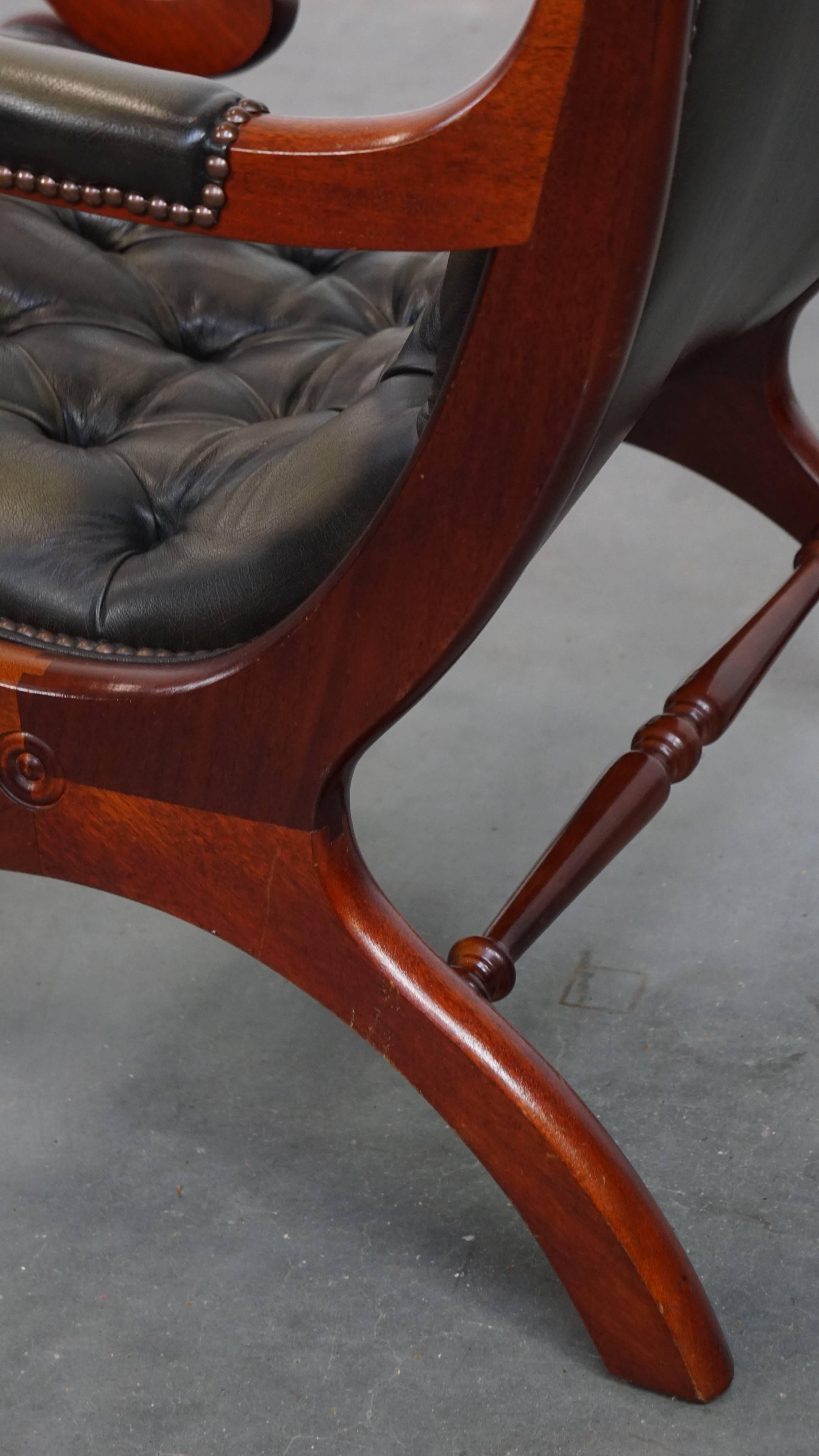 Englischer Chesterfield-Sessel aus grünem Rindsleder in Grün im Angebot 6