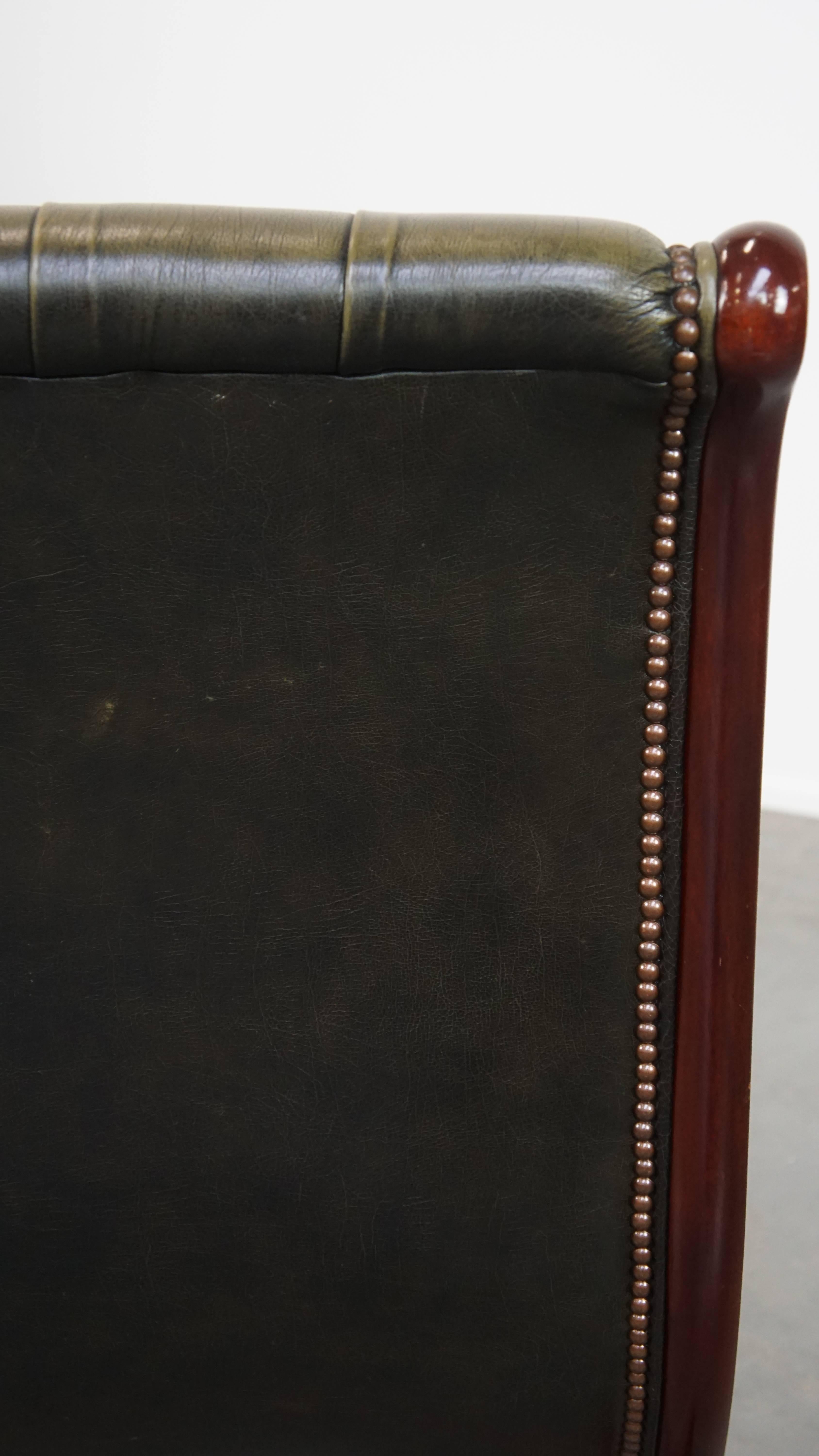 Englischer Chesterfield-Sessel aus grünem Rindsleder in Grün im Angebot 8