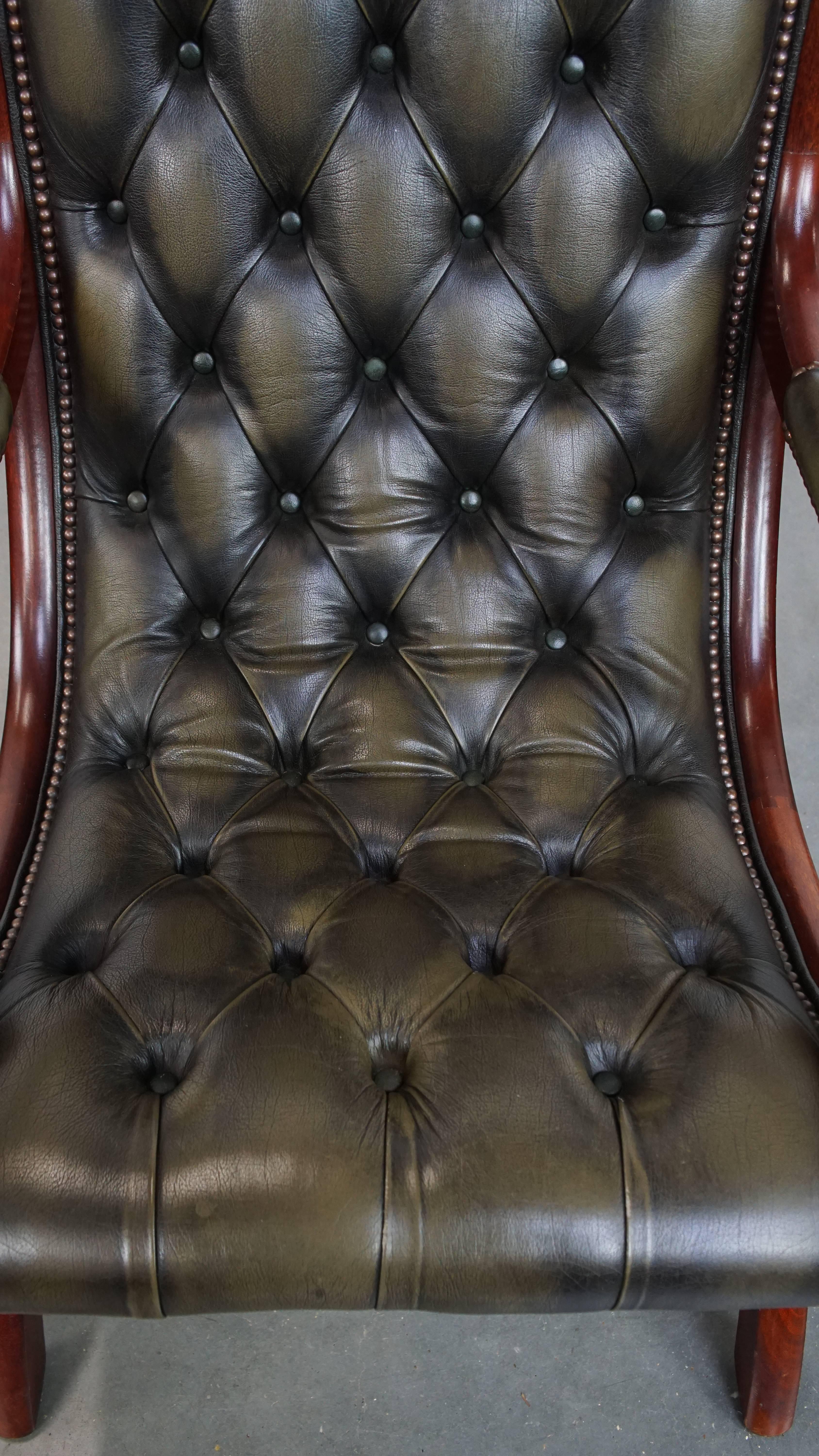 Englischer Chesterfield-Sessel aus grünem Rindsleder in Grün im Angebot 1