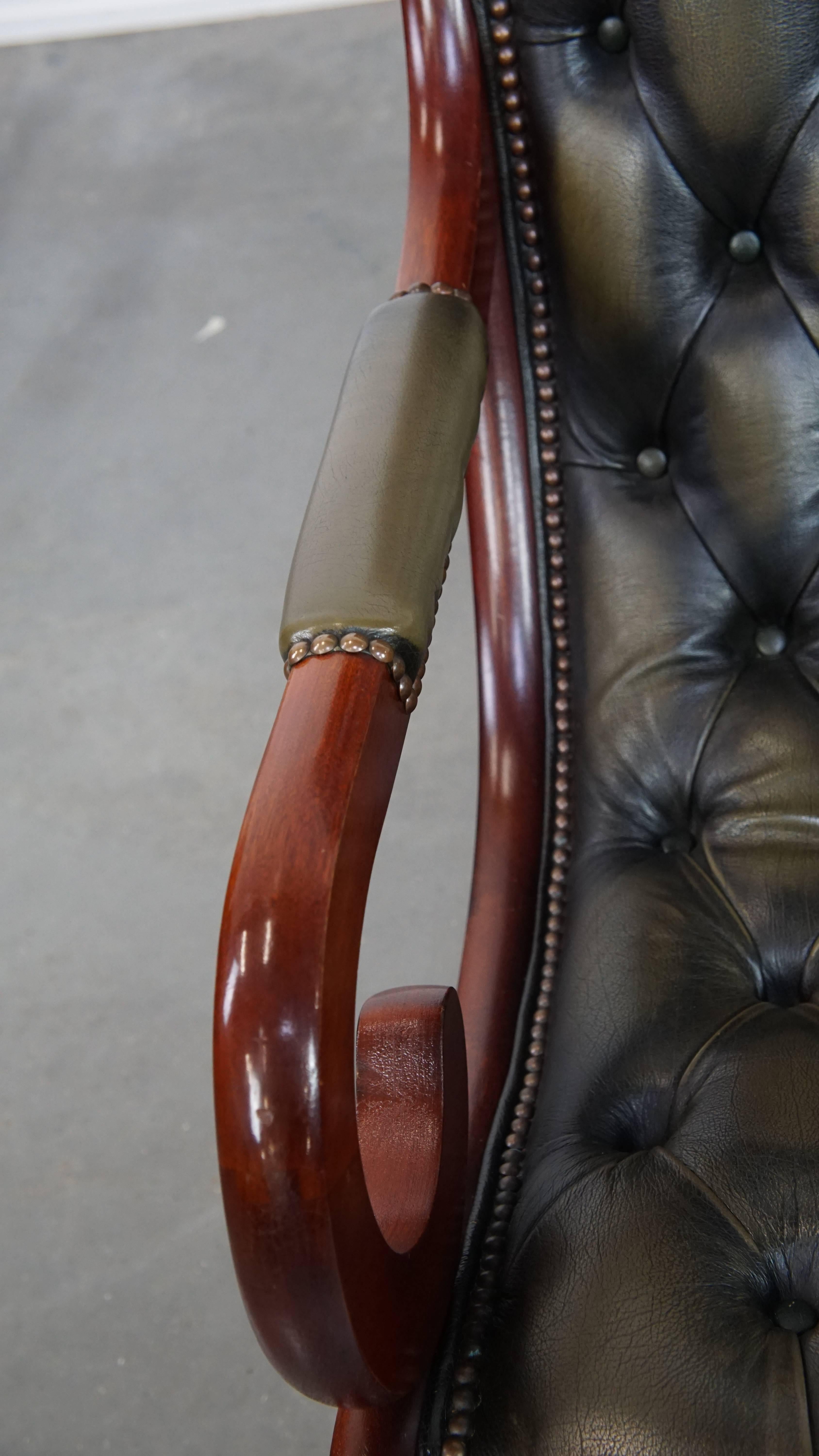 Englischer Chesterfield-Sessel aus grünem Rindsleder in Grün im Angebot 2
