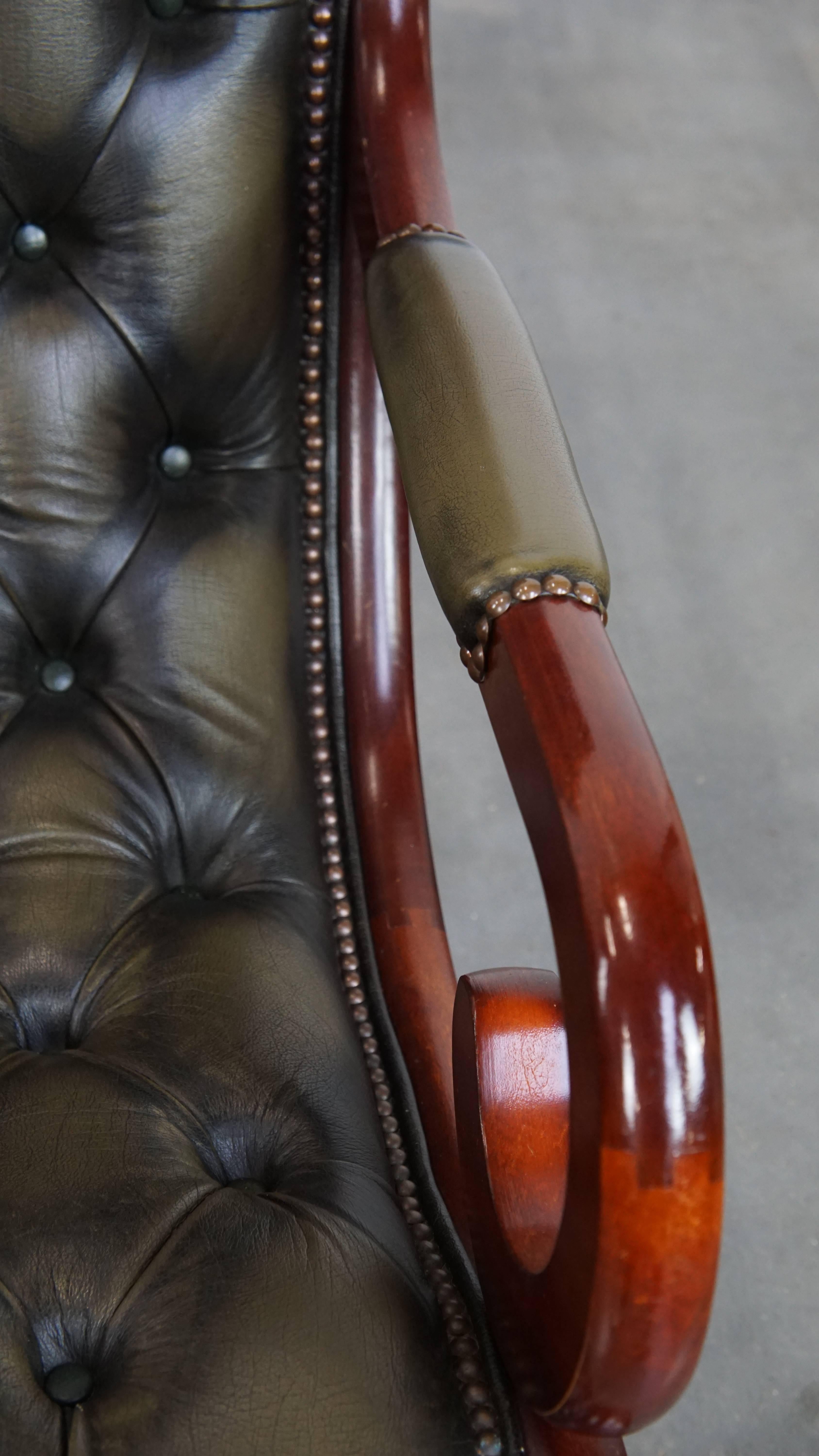 Englischer Chesterfield-Sessel aus grünem Rindsleder in Grün im Angebot 3