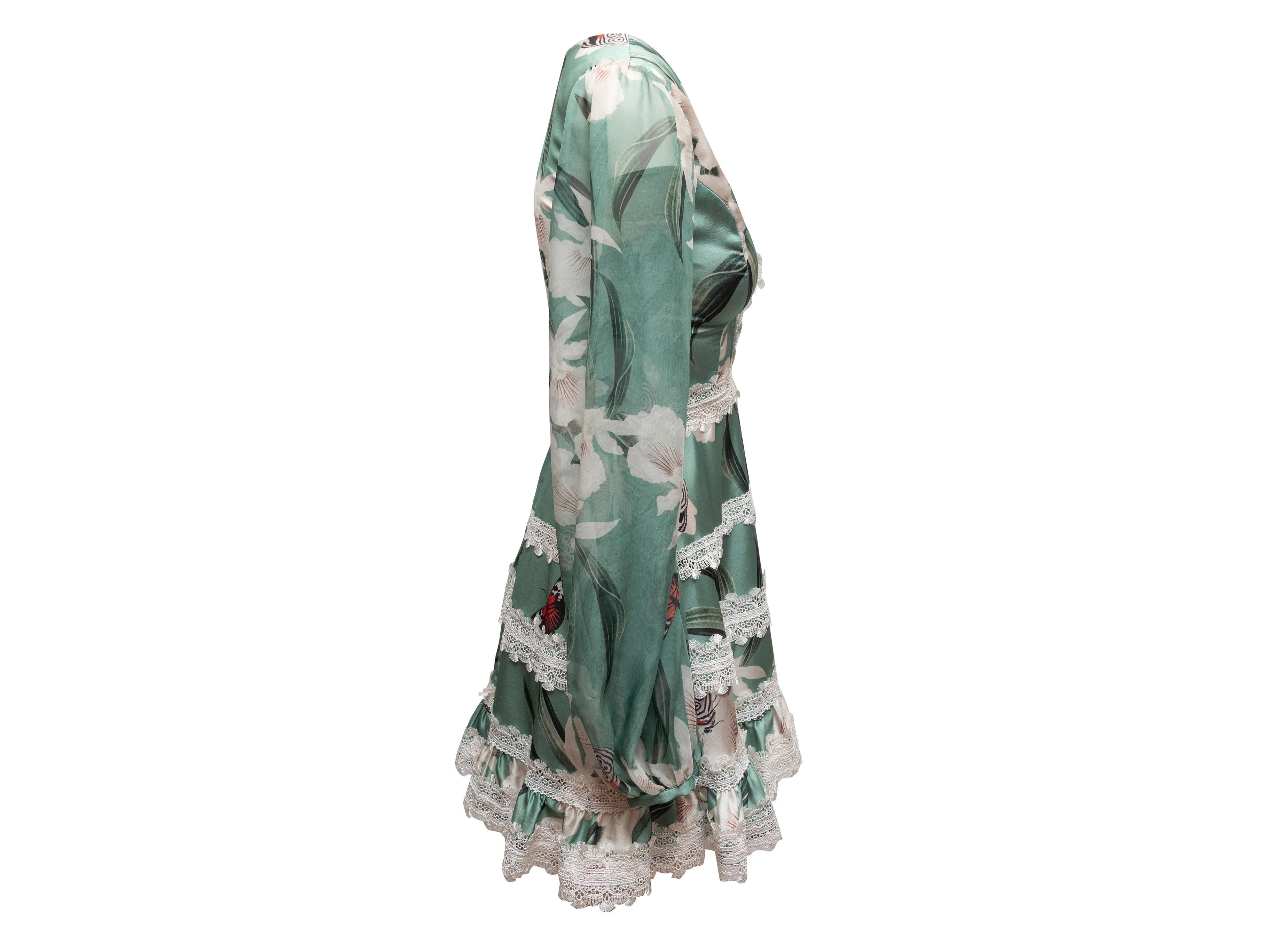 Mini robe à imprimé floral vert et crème de PatBO. Garniture en dentelle sur l'ensemble du corps. Col en V. Manches longues. Fermeture à glissière au dos. Buste de 30