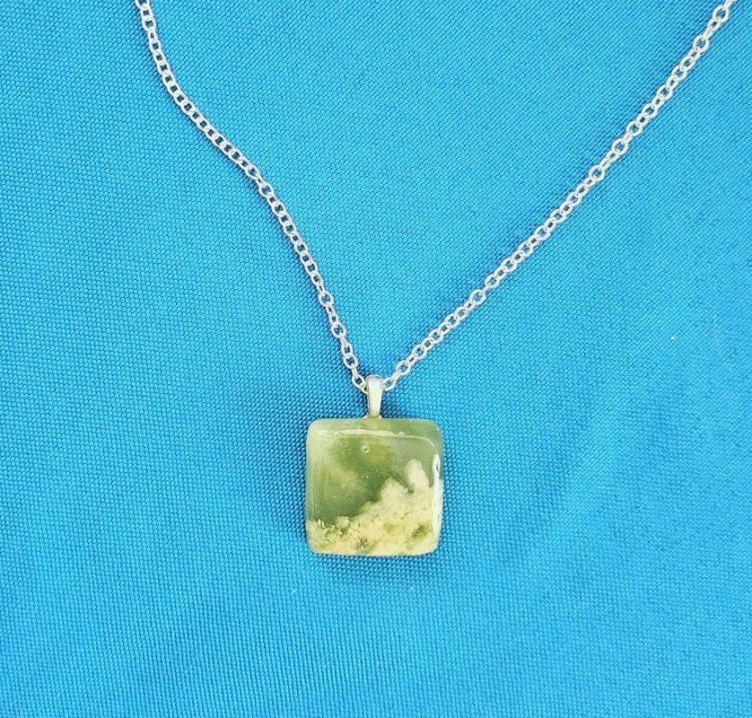 Mid-Century Modern Green & Cream Semiprecious Stone Pendant Necklace, a Delicate Soft Square Shape For Sale