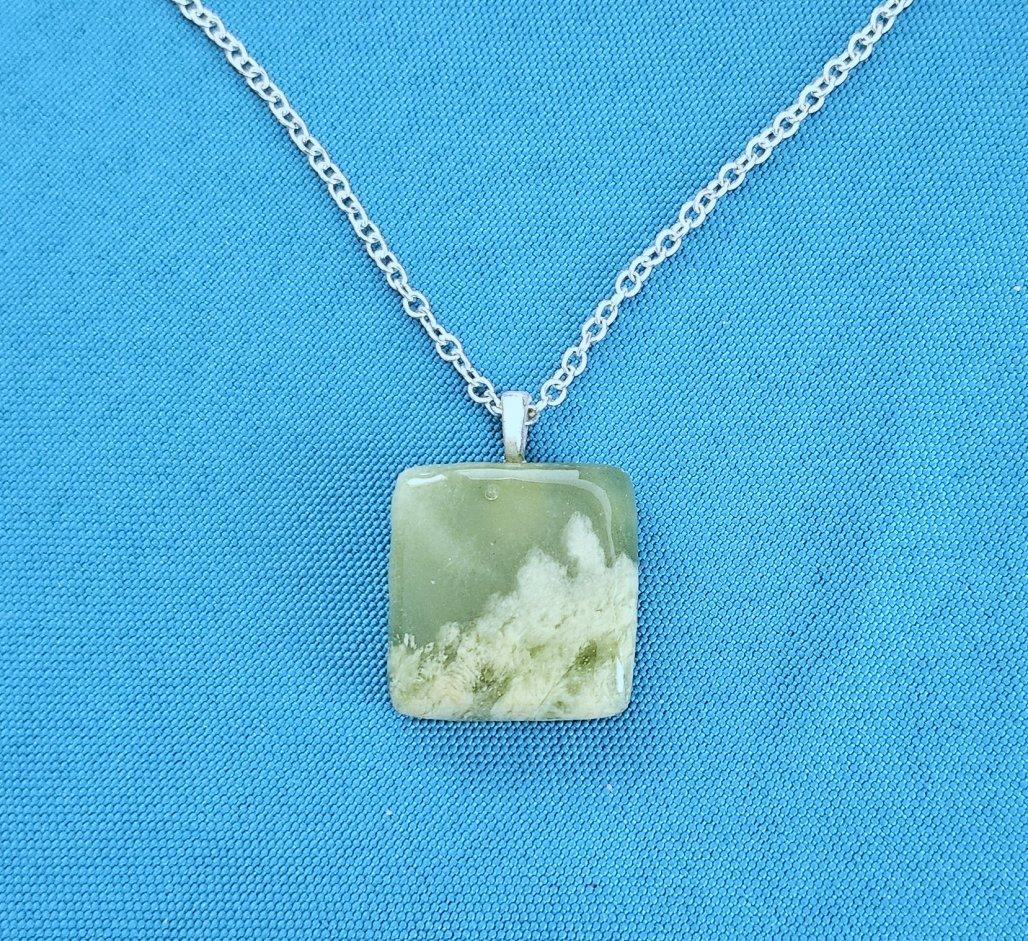 Unknown Green & Cream Semiprecious Stone Pendant Necklace, a Delicate Soft Square Shape For Sale