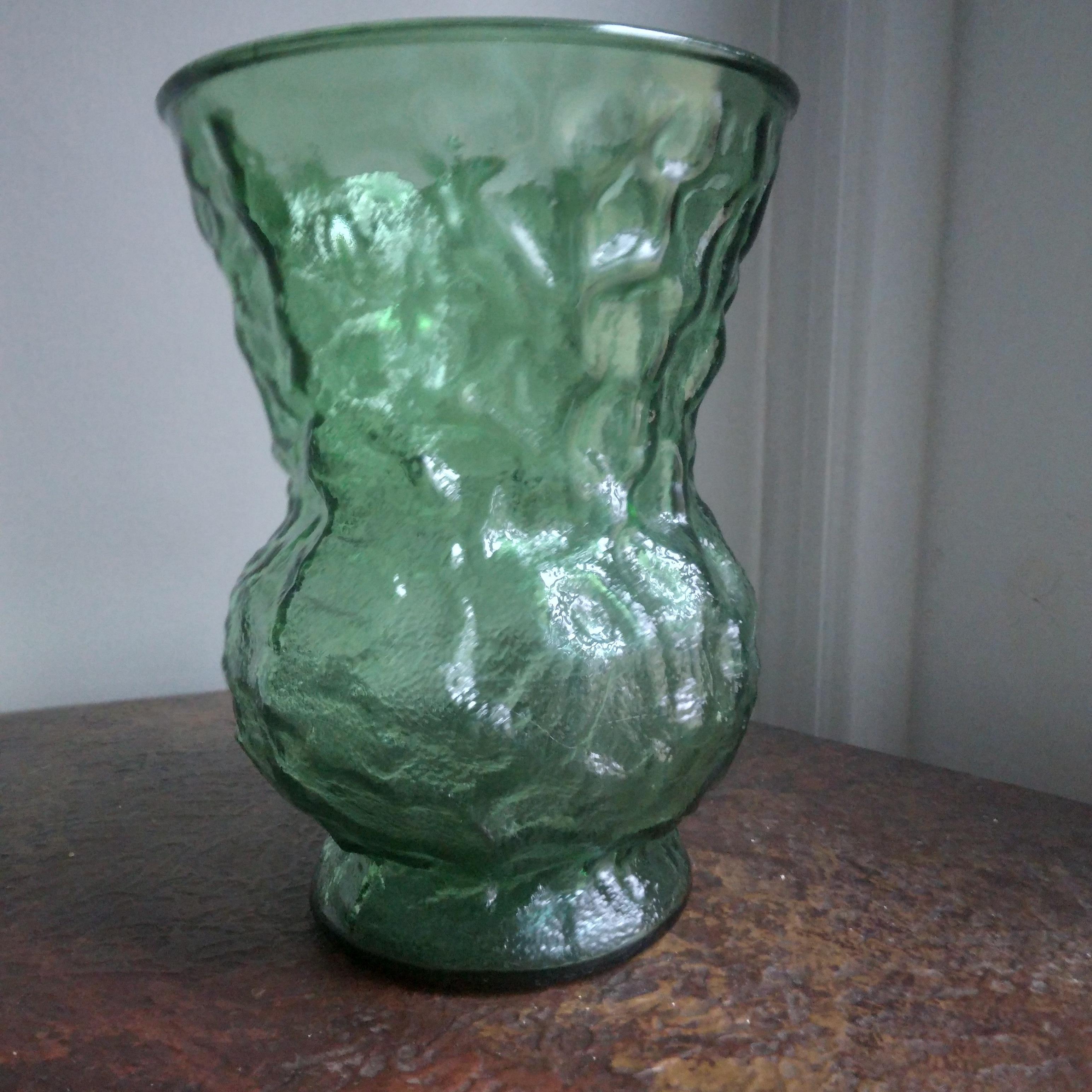 Green Crinkle Glass Vase by Brody Co. Cleveland, OH  In Good Condition For Sale In Munster, IN