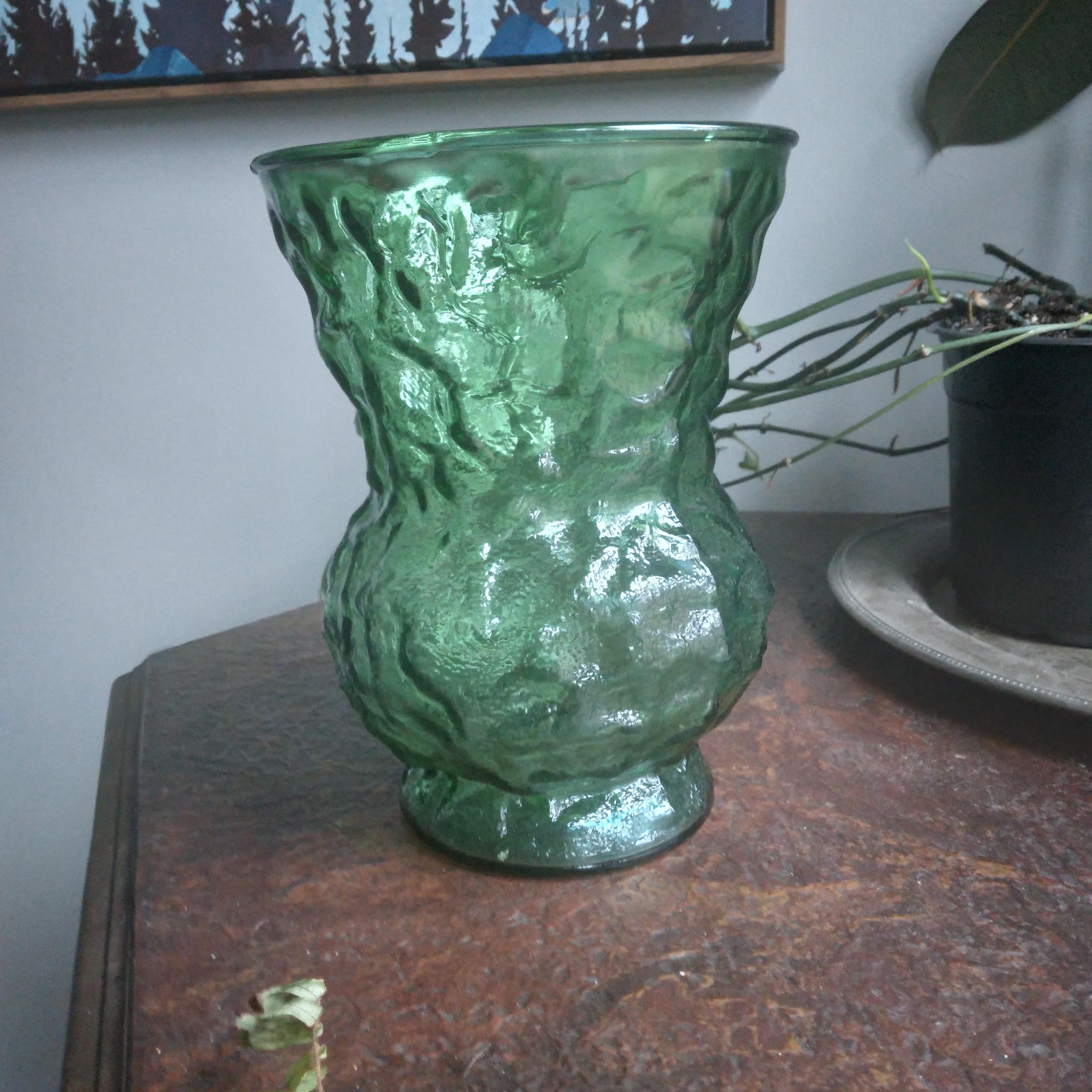 Green Crinkle Glass Vase by Brody Co. Cleveland, OH  In Good Condition For Sale In Munster, IN