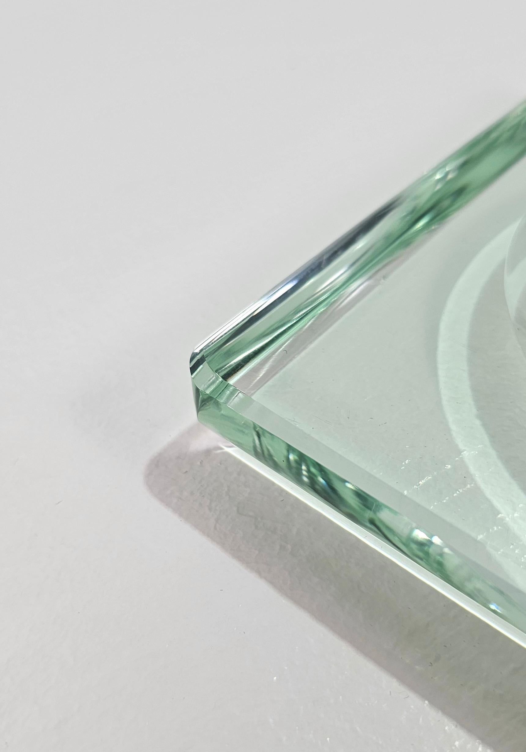 Aschenbecher, hergestellt in Italien in den 70er Jahren, zugeschrieben Fontana Arte.
Das quadratische Objekt war aus nilgrünem Kristallglas gefertigt.
Seine Raffinesse macht das Objekt geeignet für elegante Umgebungen. Bitte sehen Sie sich das Video