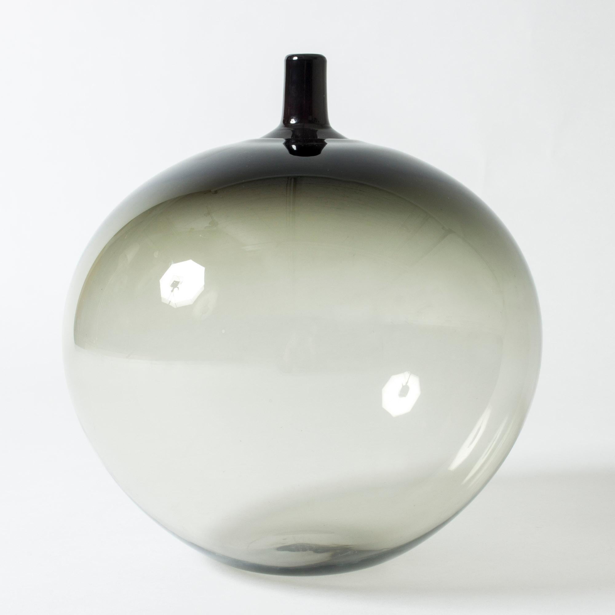 Stunning crystal glass apple by Ingeborg Lundin, tinted grey, black at the top. The apple is an iconic piece, composed in 1955 and was first presented at H55 where it caused a sensation. The design is the epitome of Lundin’s pure, gracious
