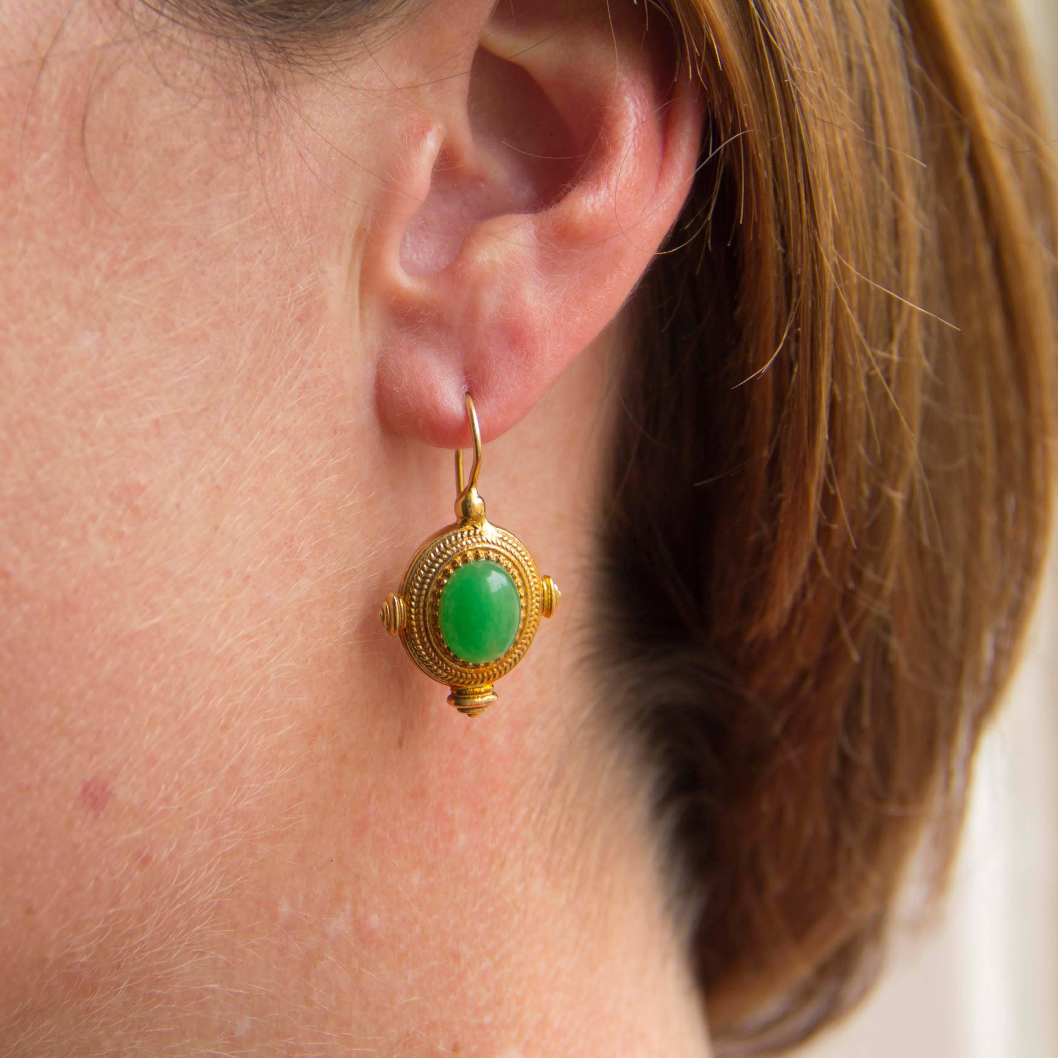 For pierced ears.
Pair of vermeil, 925 silver and yellow gold earrings.
They are set with a green cabochon crystal. The hanging system is a gooseneck with safety hook.
Length: 3.4 cm, width: 2 cm.
New jewel signed by the Italian designer Marcello