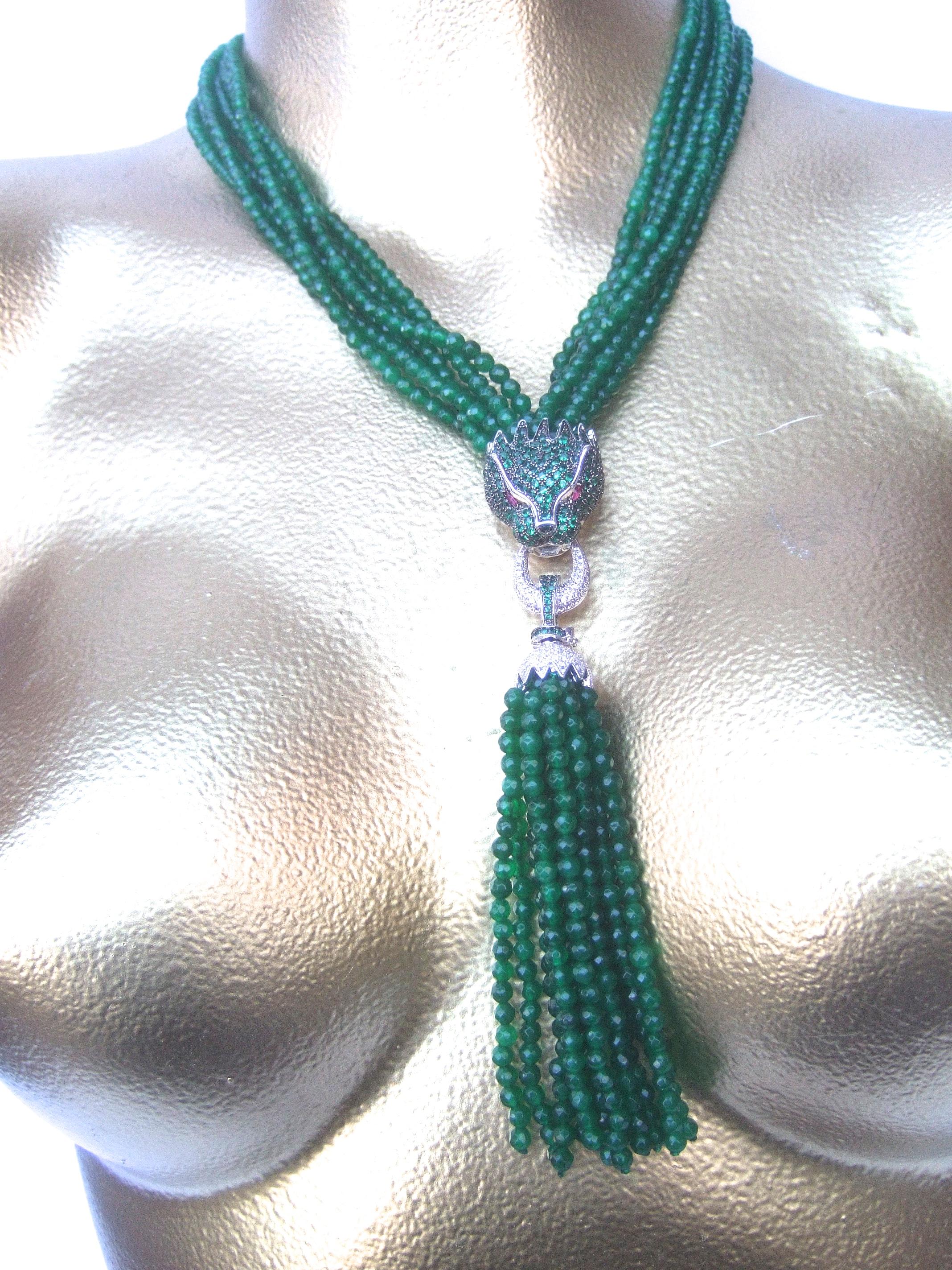 Opulenta collana di cristallo verde con nappe a forma di testa di pantera, anni '90 ca.
L'elegante collana è impreziosita da una testa di felino incrostata
con file di minuscoli cristalli verdi in pavé

Gli occhi si distinguono per i penetranti