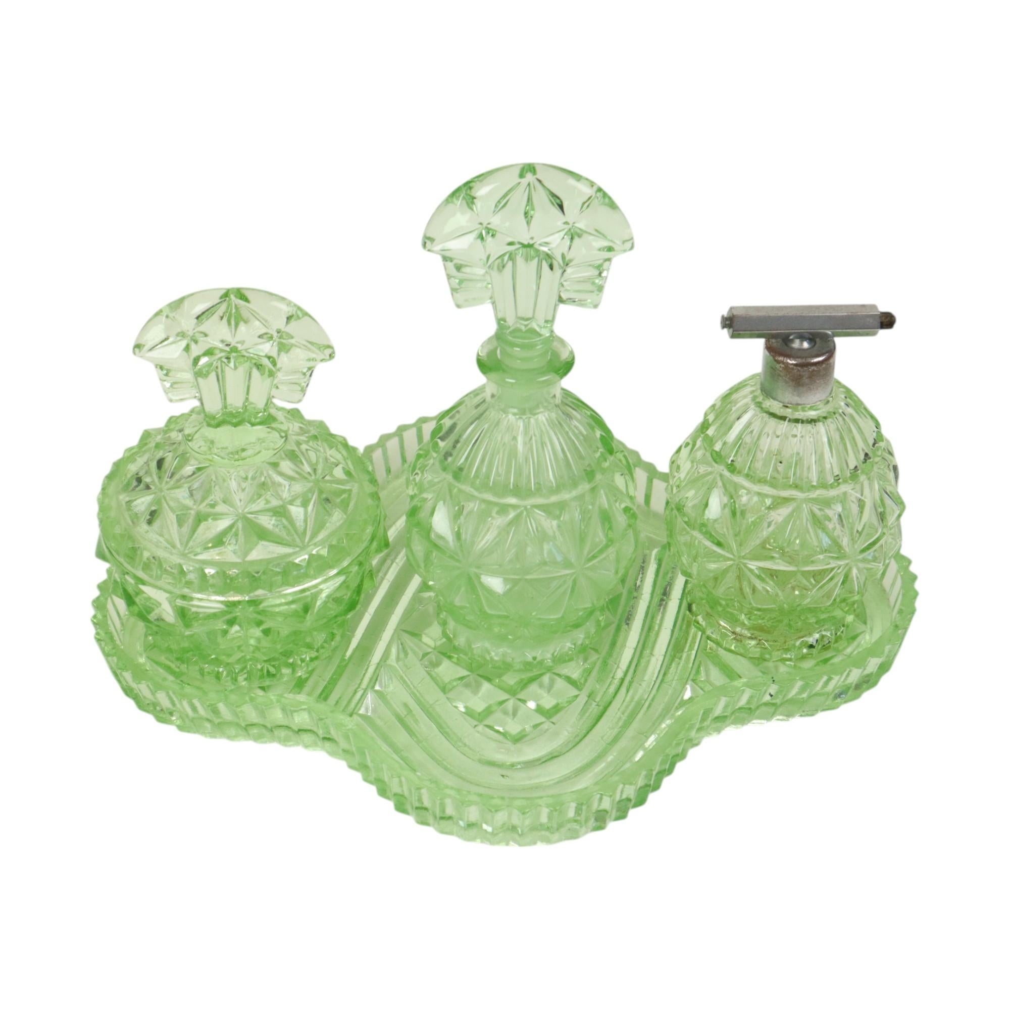 Set da toilette vintage, da boudoir o da profumo in cristallo al piombo di colore verde, completamente in stile art déco, prima metà del XX secolo, probabilmente proveniente dalla Cecoslovacchia, non marcato.

Questo set è composto da 2 flaconi di