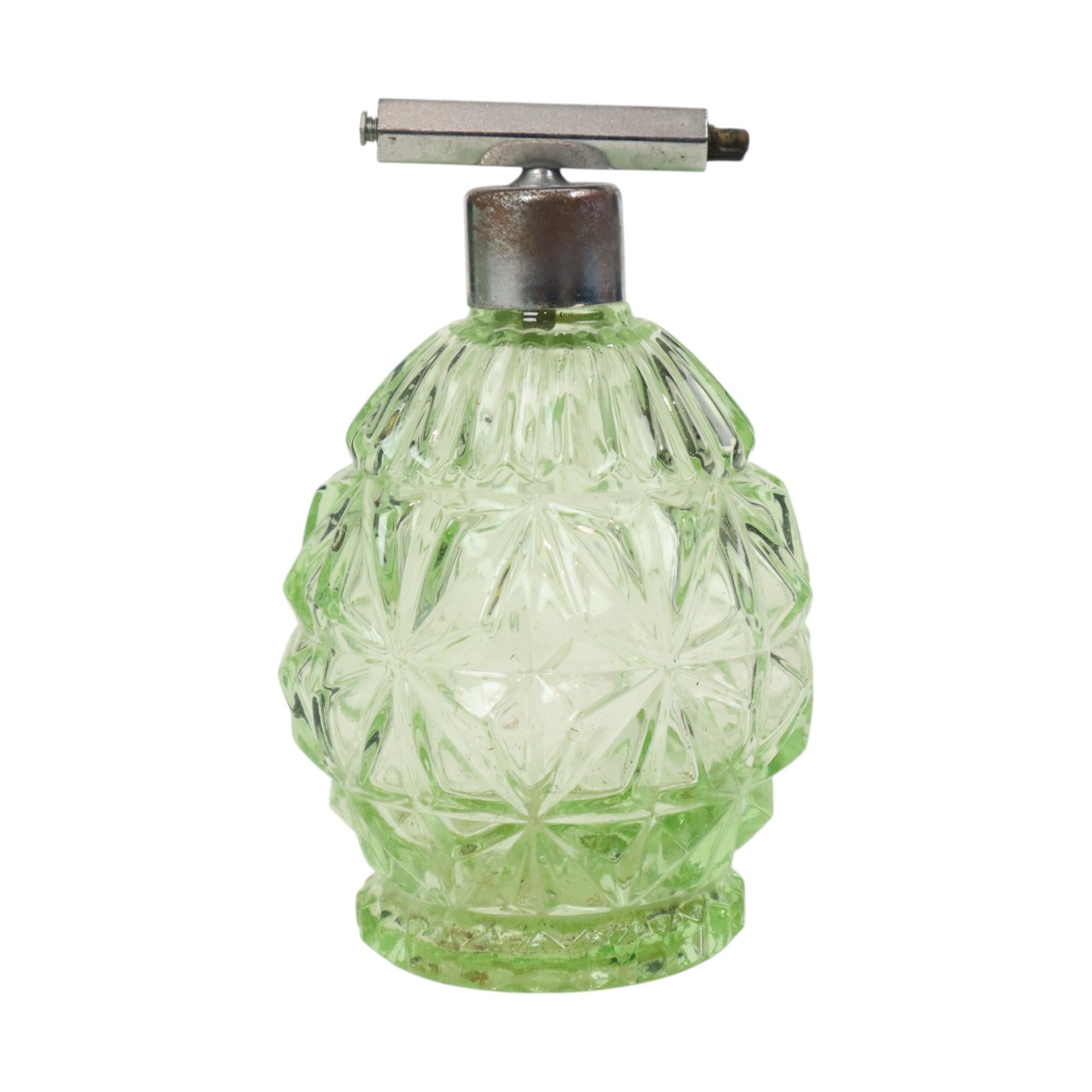 Set da toilette in cristallo verde Set da boudoir in stile Art Deco Profumo In condizioni buone in vendita a Poperinge, BE