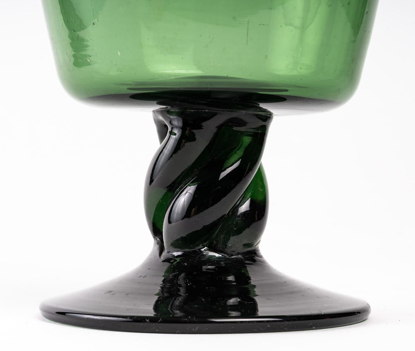 Vase en cristal vert, 20e siècle. 
Mesures : H : 24,5 cm, P : 17 cm.