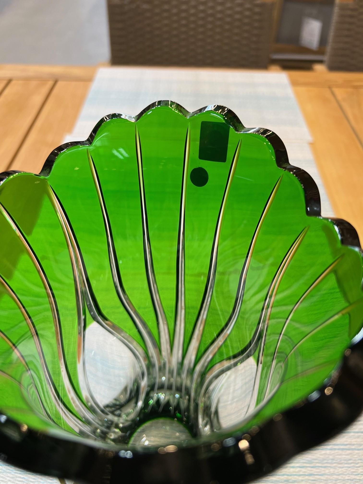 Ceco Vaso di cristallo verde di Caesar Crystal Bohemia Co. Repubblica Ceca in vendita