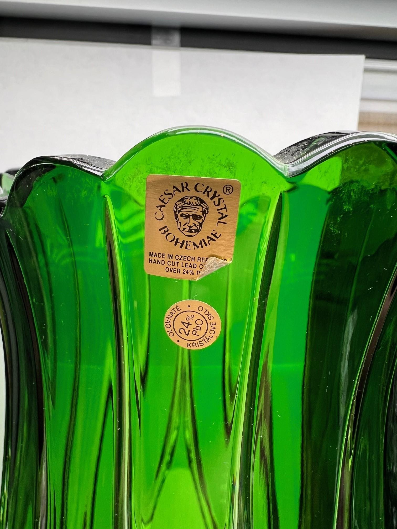 Vaso di cristallo verde di Caesar Crystal Bohemia Co. Repubblica Ceca in vendita 1