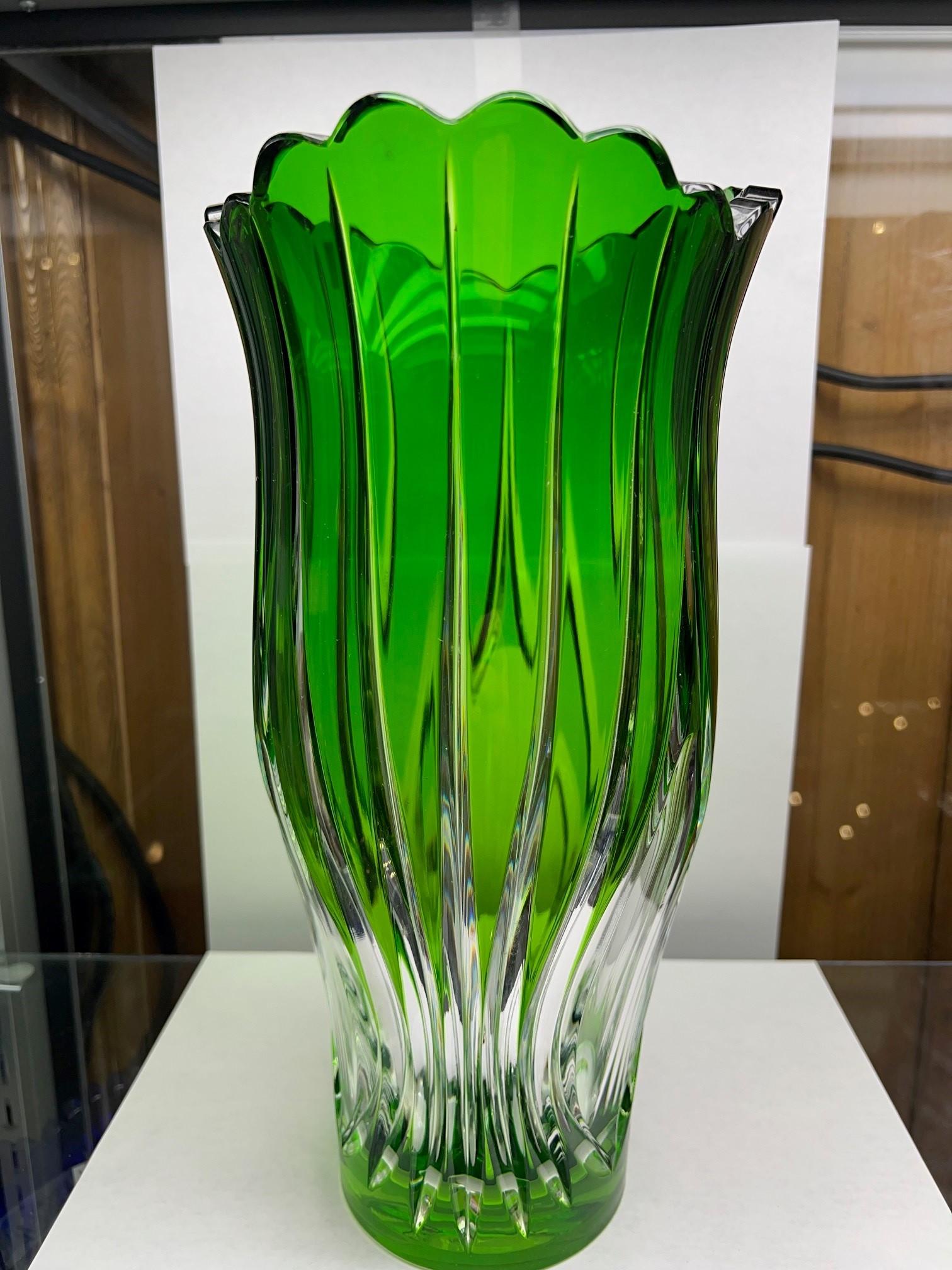 Vaso di cristallo verde di Caesar Crystal Bohemia Co. Repubblica Ceca in vendita 3