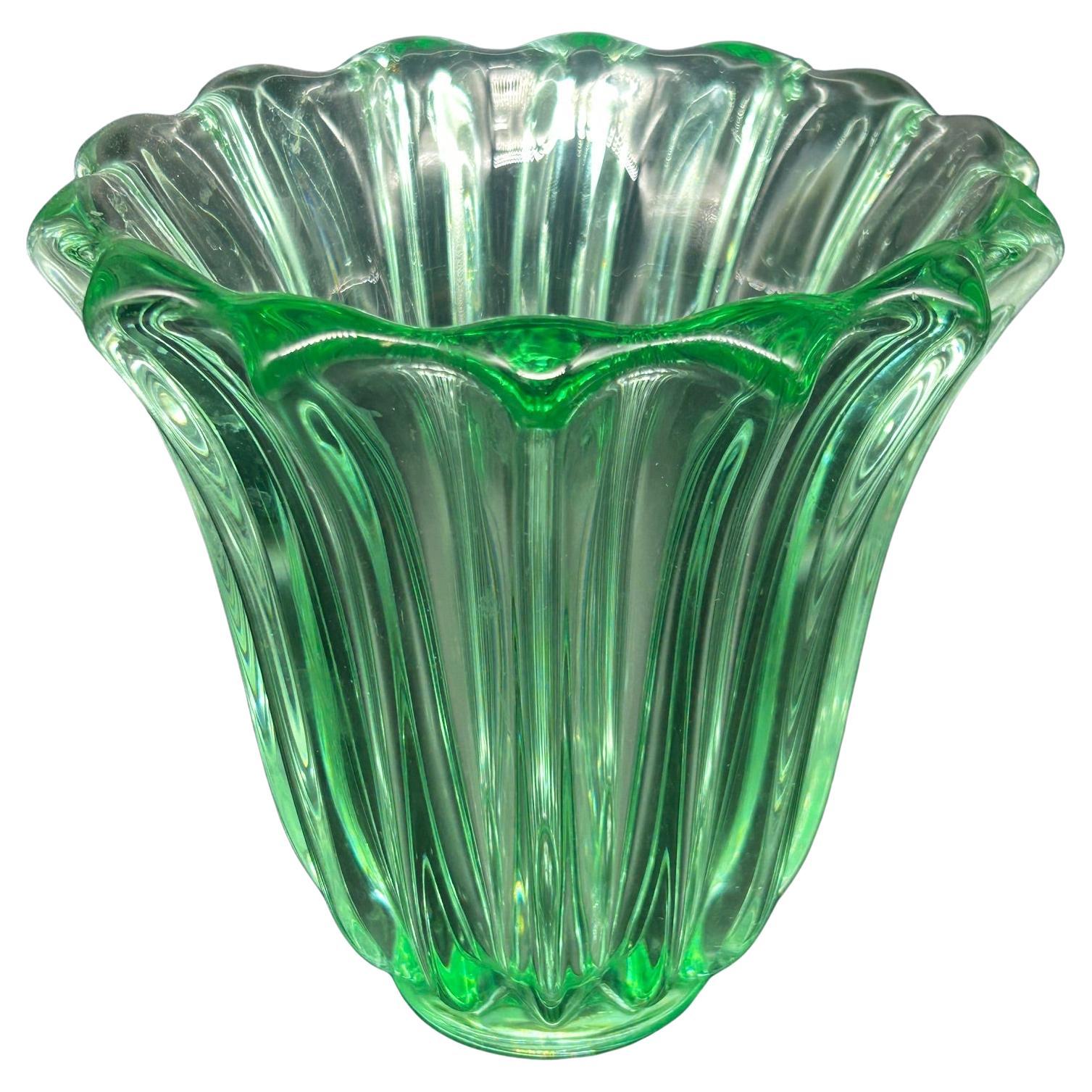 Vaso di cristallo verde di Pierre D
Avesn, design scultoreo, Francia anni 
50 in vendita