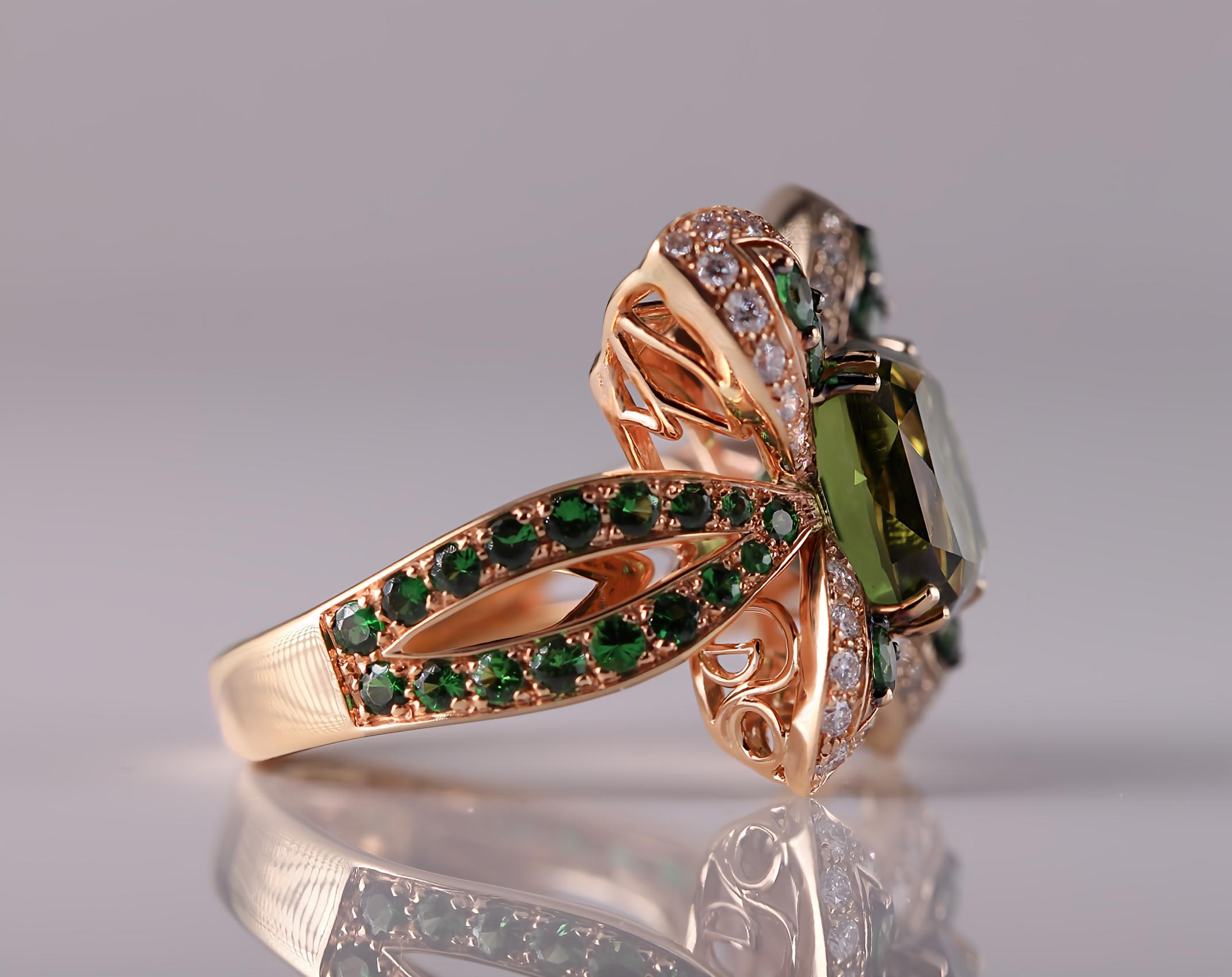 Graceful Green Cushion-Cut Tourmaline Butterfly Ring in 18 Karat Rose Gold In New Condition For Sale In Lugano, CH