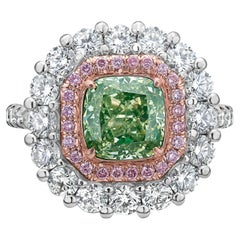 Anillo de cóctel con halo de diamantes en cojín verde