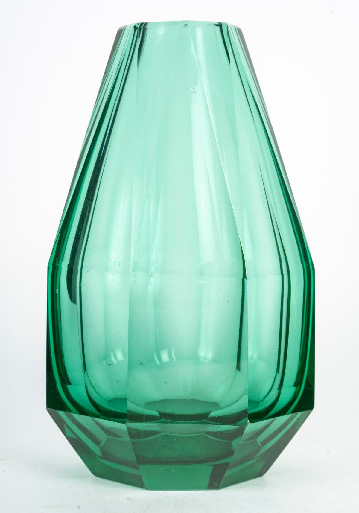 Vase en cristal taillé vert, 20e siècle.

Vase en cristal taillé vert, milieu du 20e siècle.
H : 23.5cm, D : 15cm