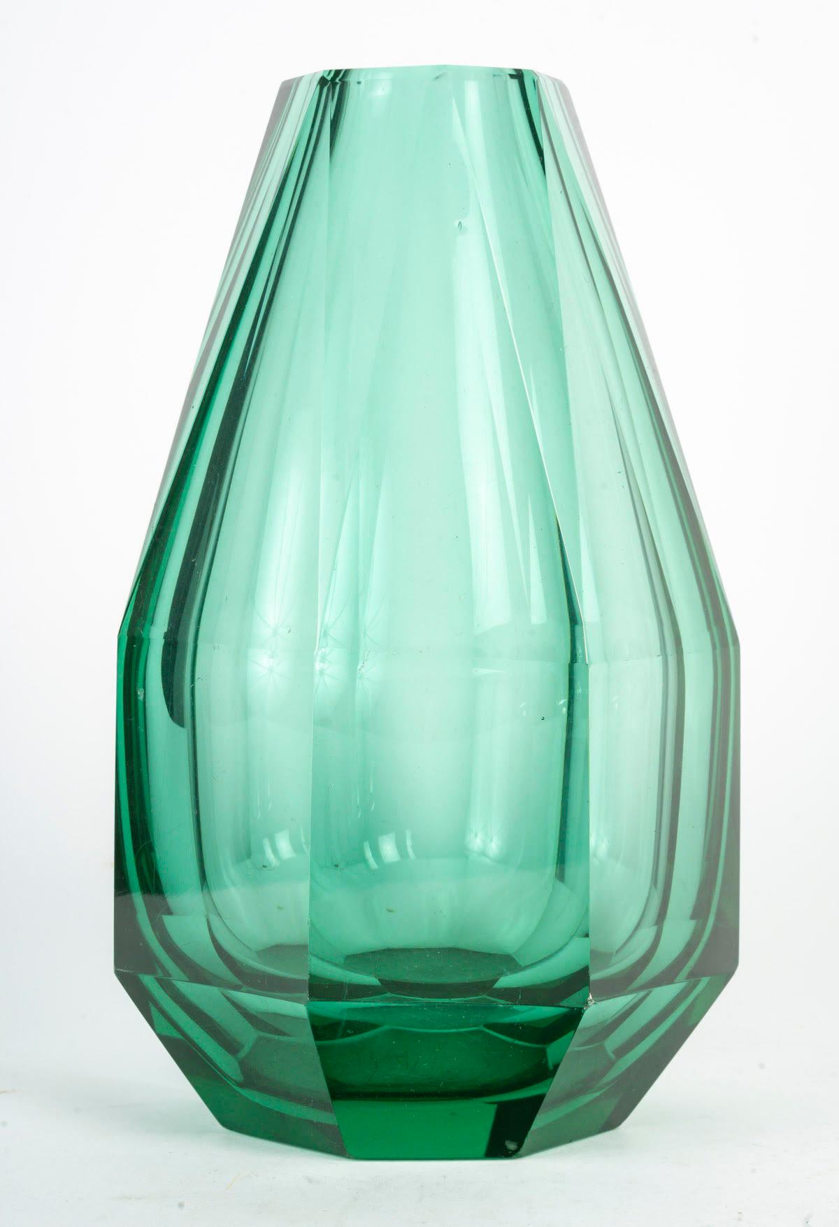 Art déco Vase en cristal taillé vert, 20e siècle. en vente