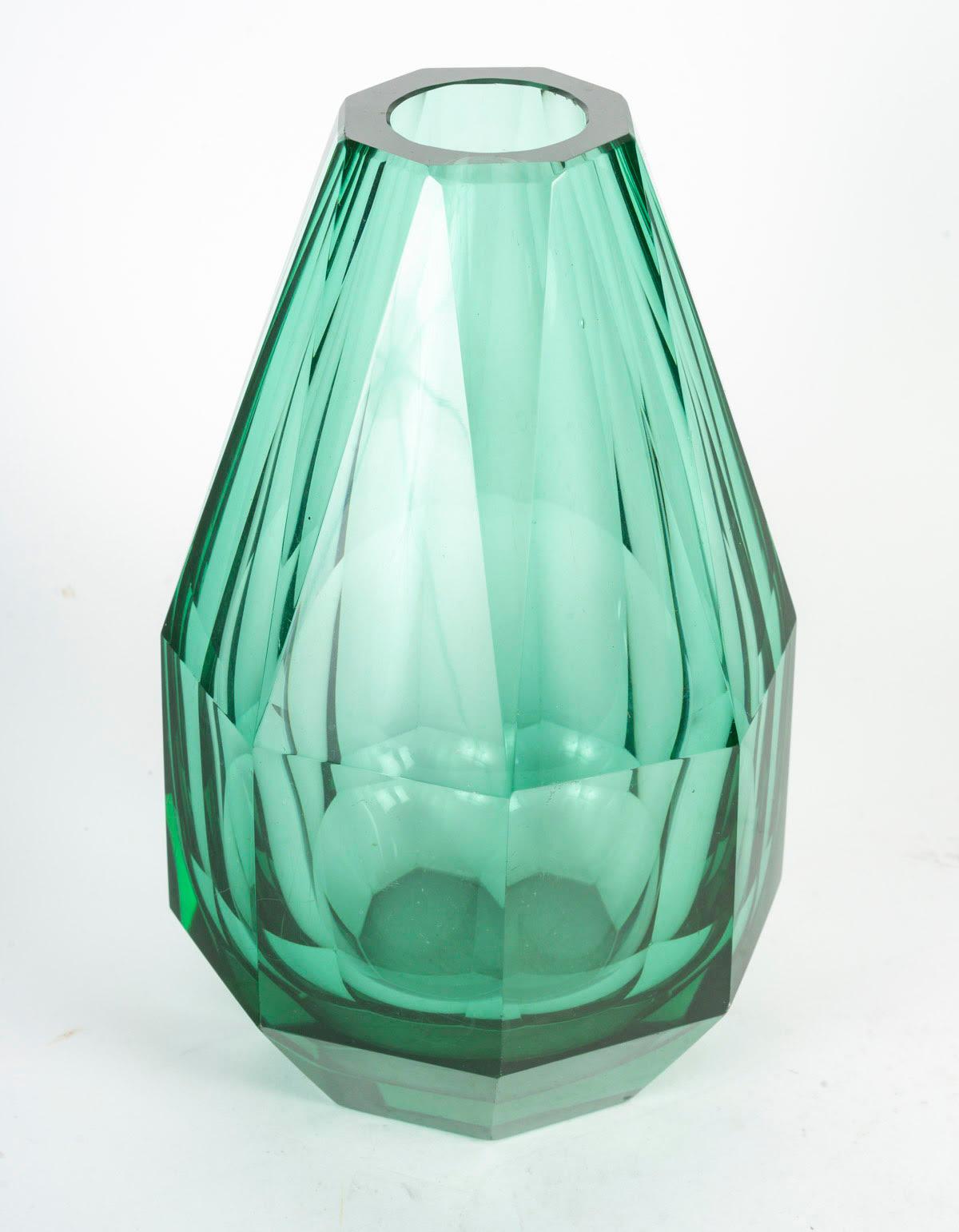 Français Vase en cristal taillé vert, 20e siècle. en vente
