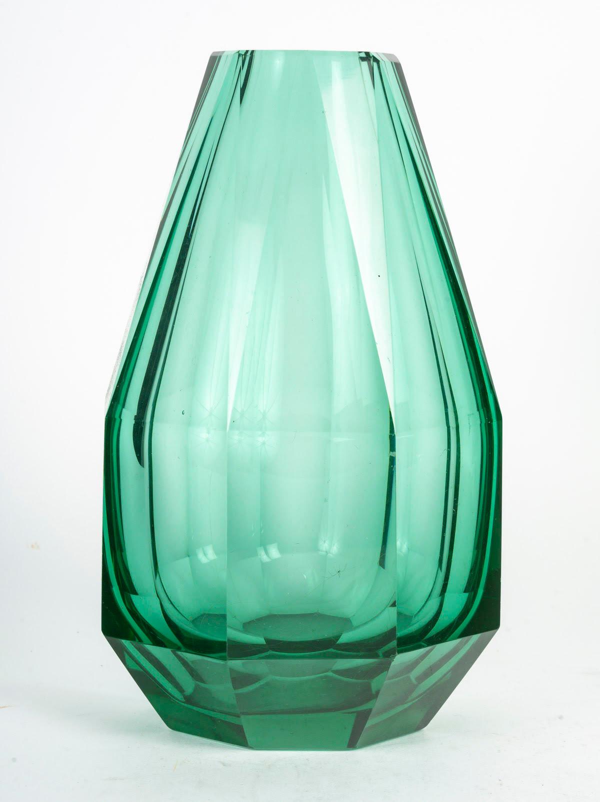 Vase en cristal taillé vert, 20e siècle. Bon état - En vente à Saint-Ouen, FR