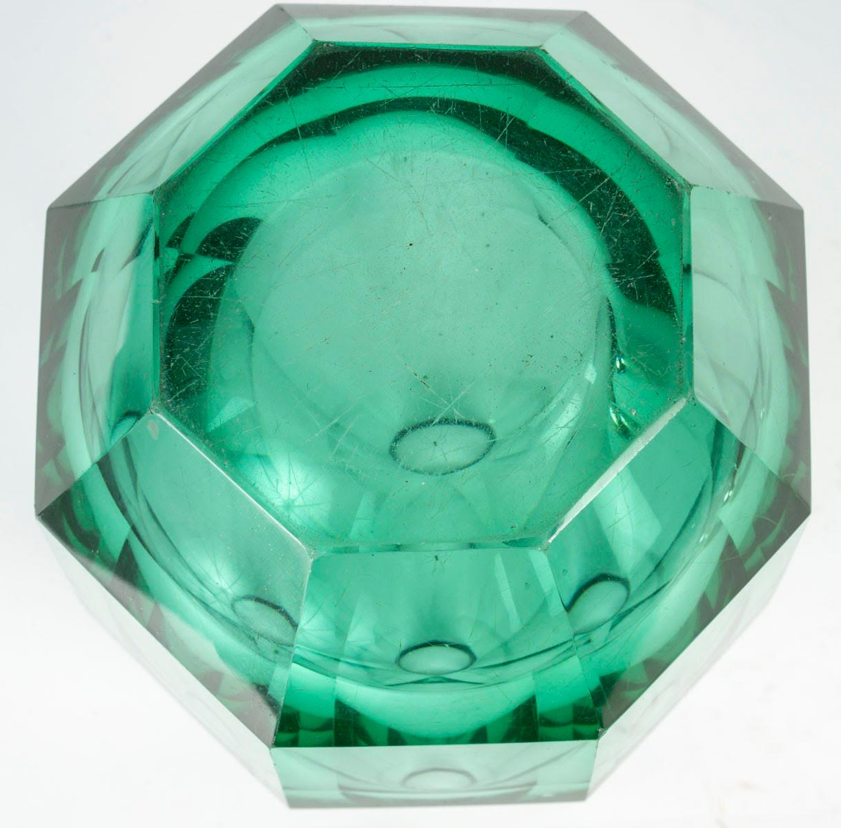 Cristal Vase en cristal taillé vert, 20e siècle. en vente