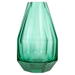 Vase en cristal taillé vert, 20e siècle.
