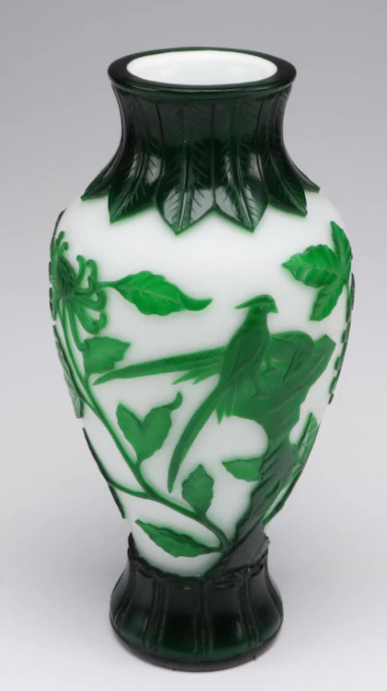 Vase unique en verre de Pékin représentant la flore et la faune. Vert émeraude taillé à blanc avec un fort relief. Il mesure 12 pouces de haut et a un diamètre de 5,5 pouces. 
