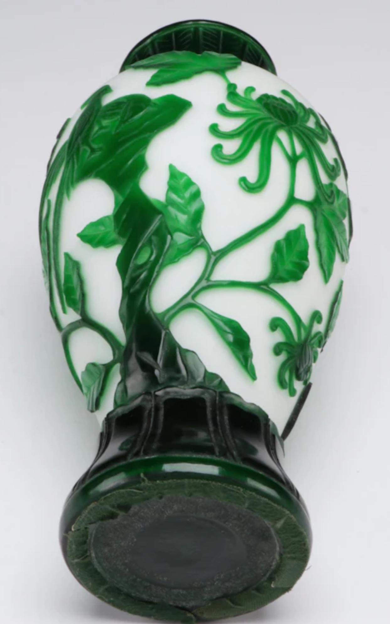 Chinoiseries Vase en verre de Pékin taillé dans le vert et le blanc. en vente