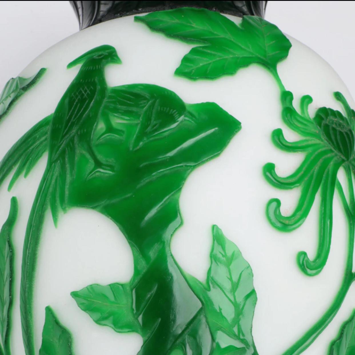 Chinois Vase en verre de Pékin taillé dans le vert et le blanc. en vente