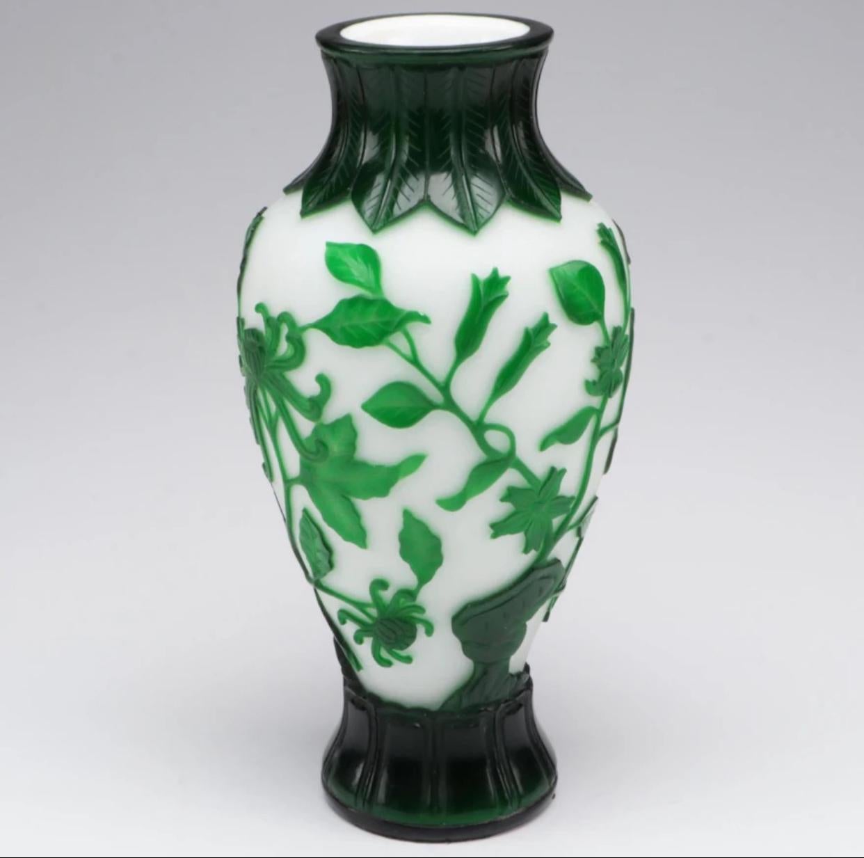 Sculpté à la main Vase en verre de Pékin taillé dans le vert et le blanc. en vente