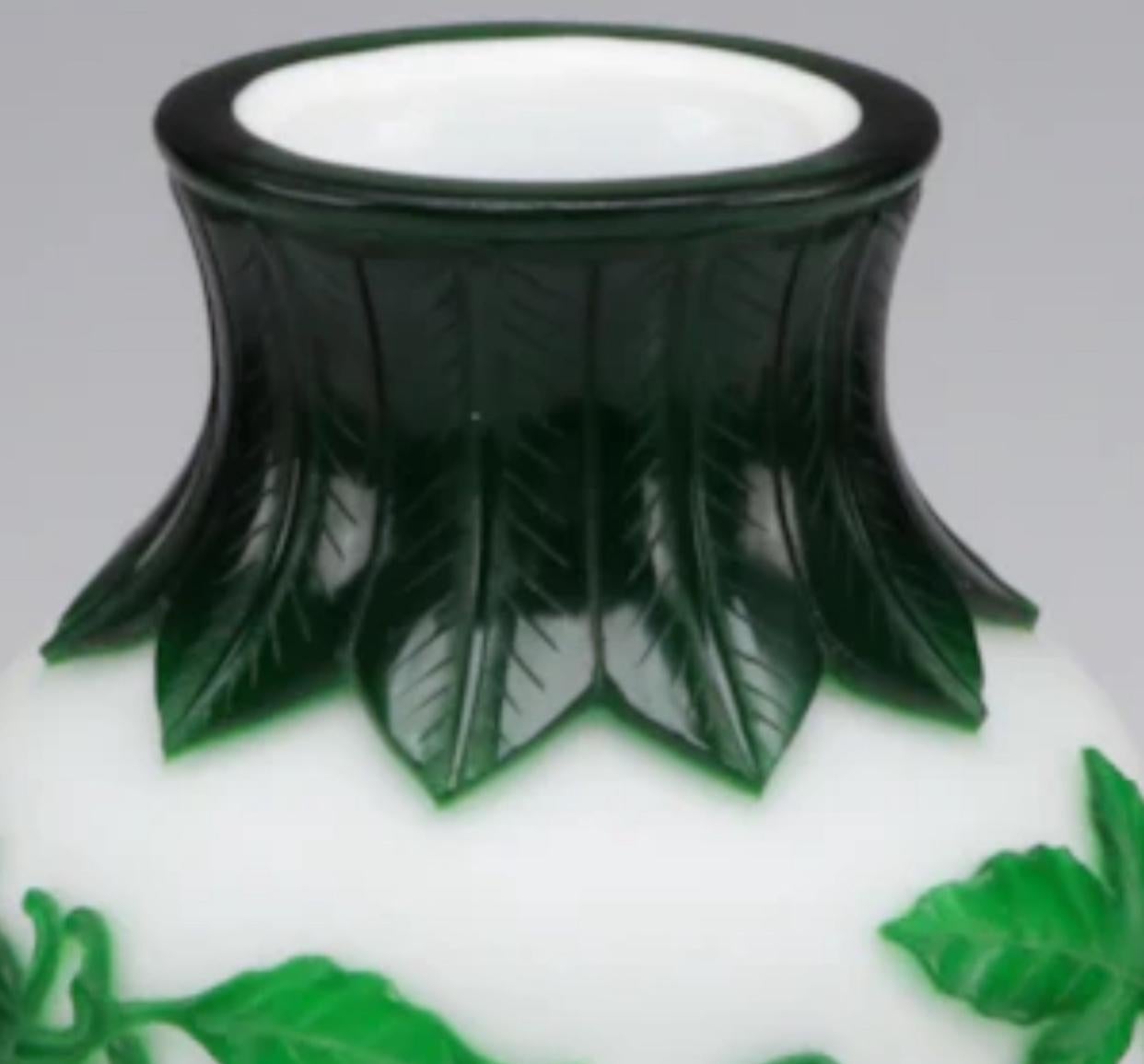 Vase en verre de Pékin taillé dans le vert et le blanc. Bon état - En vente à Chicago, IL