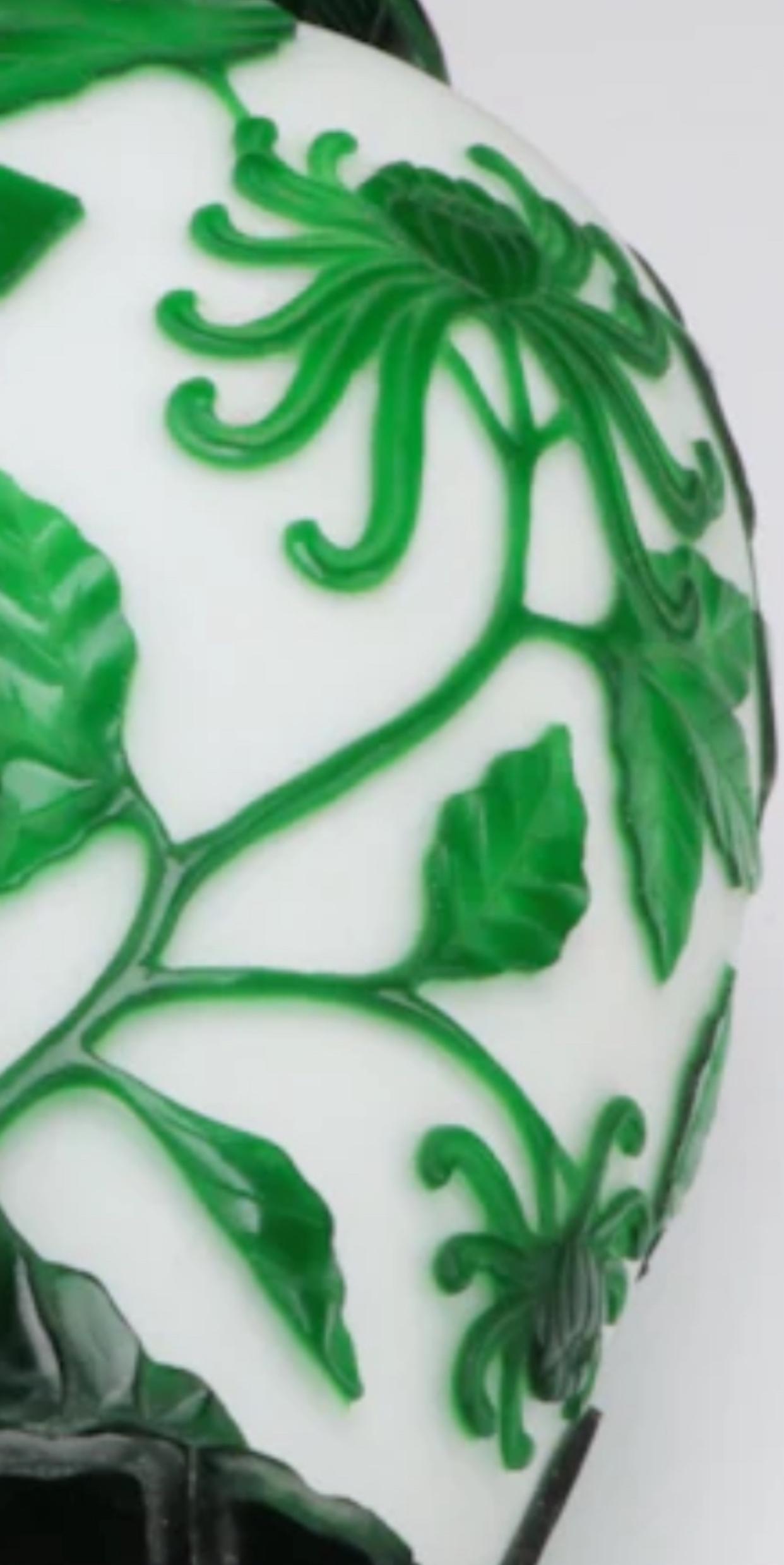 Milieu du XXe siècle Vase en verre de Pékin taillé dans le vert et le blanc. en vente