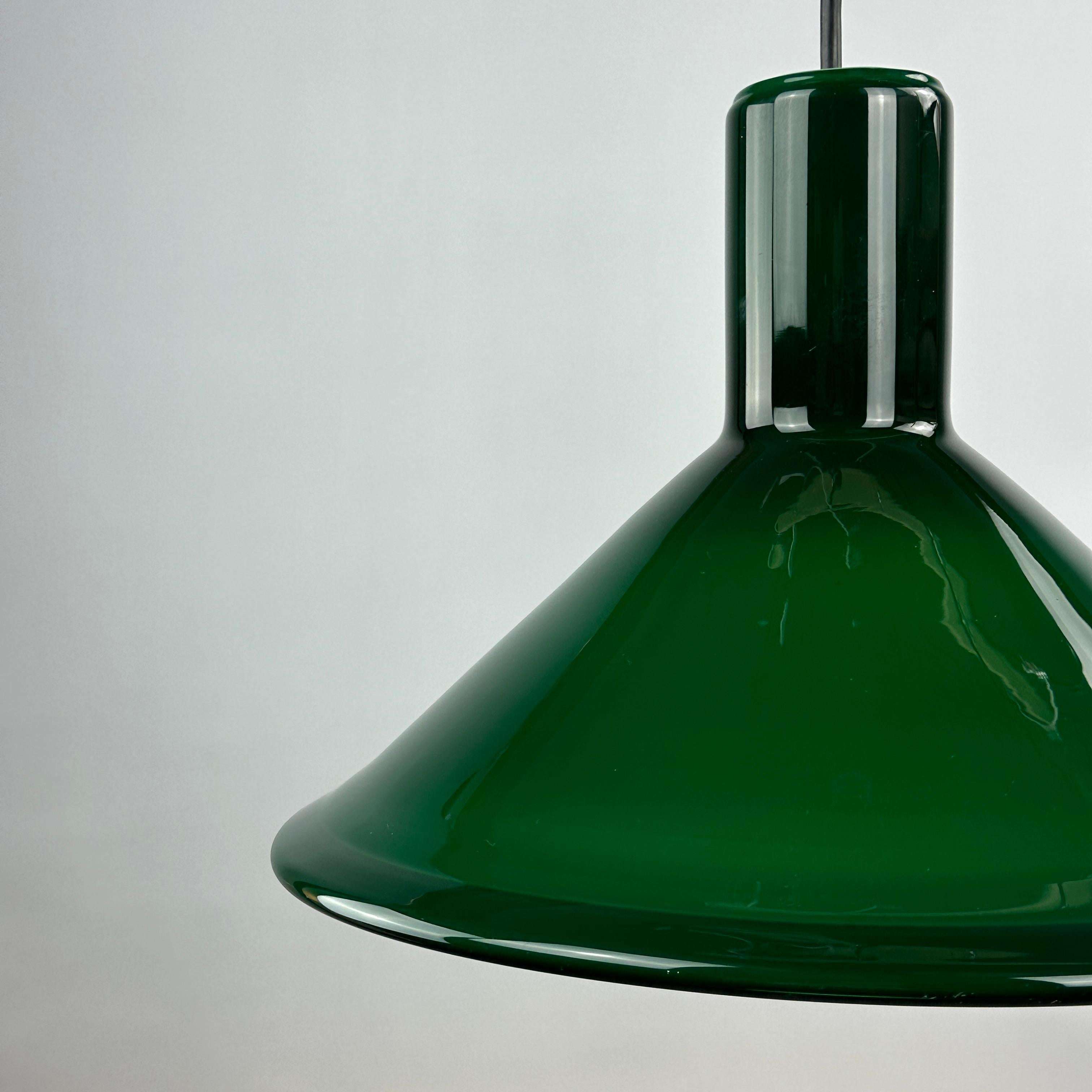 Grüne dänische Glas-Pendelleuchte Modell P & T von Michael Bang für Holmegaard, 1972 (Dänisch) im Angebot