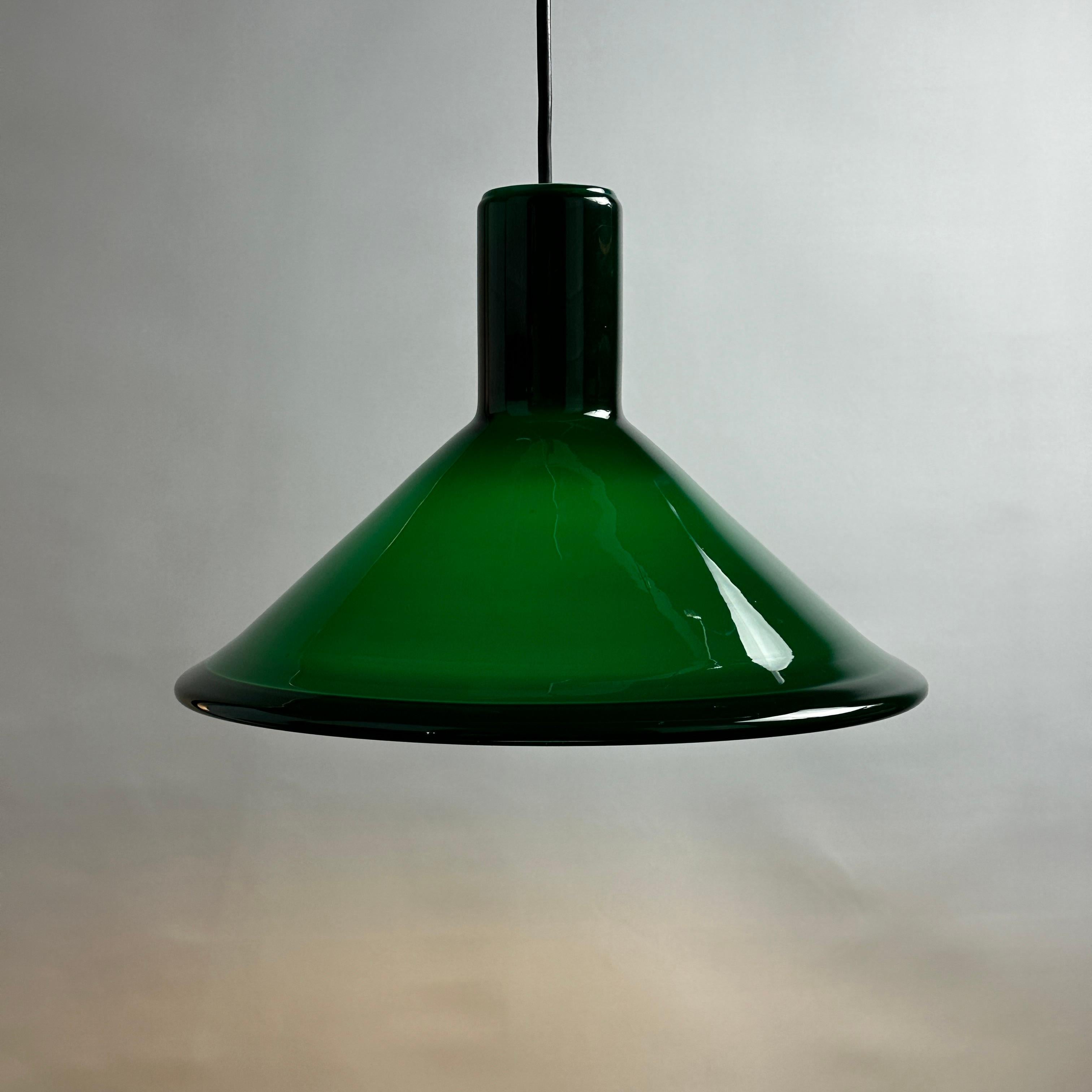 Grüne dänische Glas-Pendelleuchte Modell P & T von Michael Bang für Holmegaard, 1972 (20. Jahrhundert) im Angebot